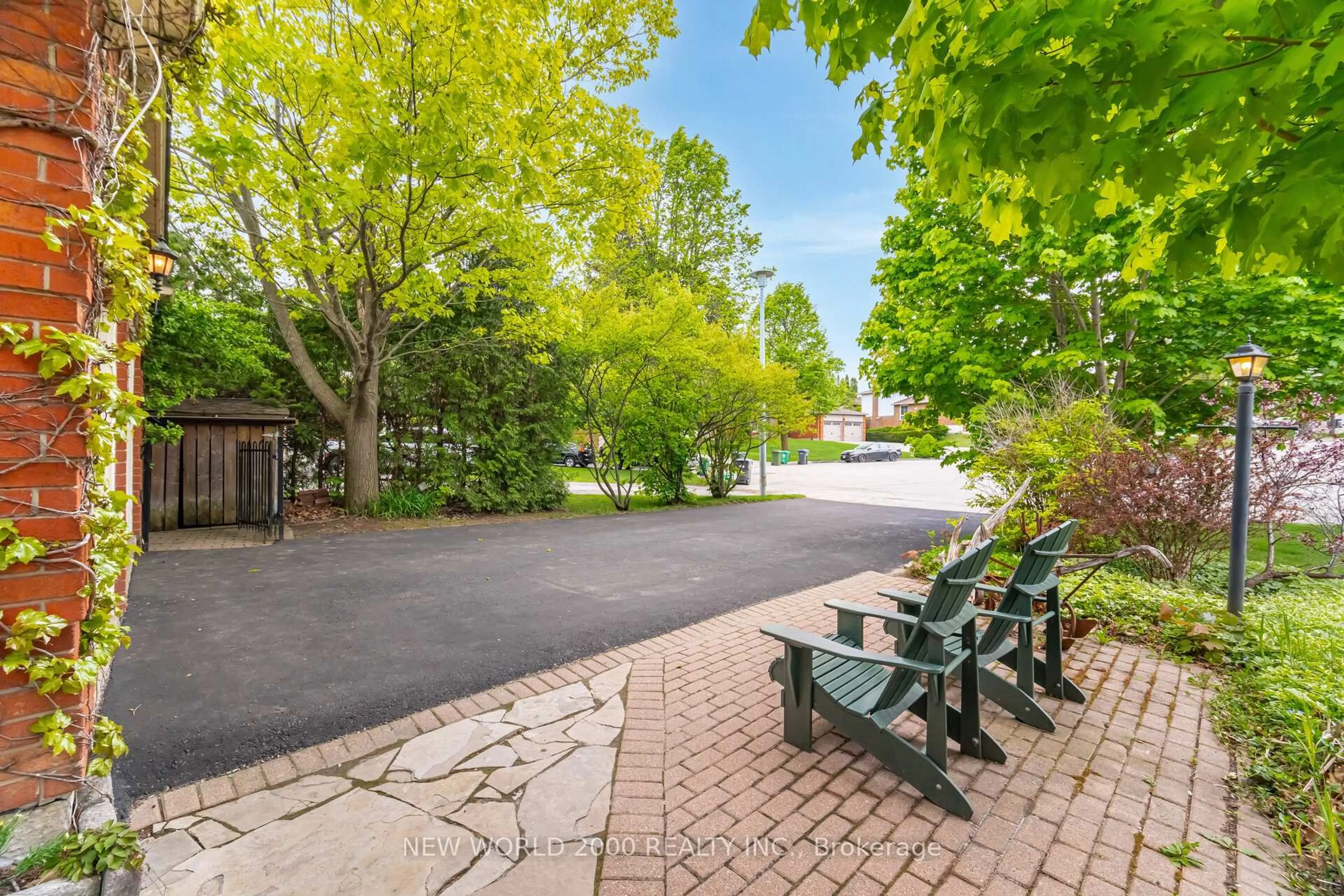 Patio, street for 254 Maidstone Crt, Caledon Ontario L7E 3V2