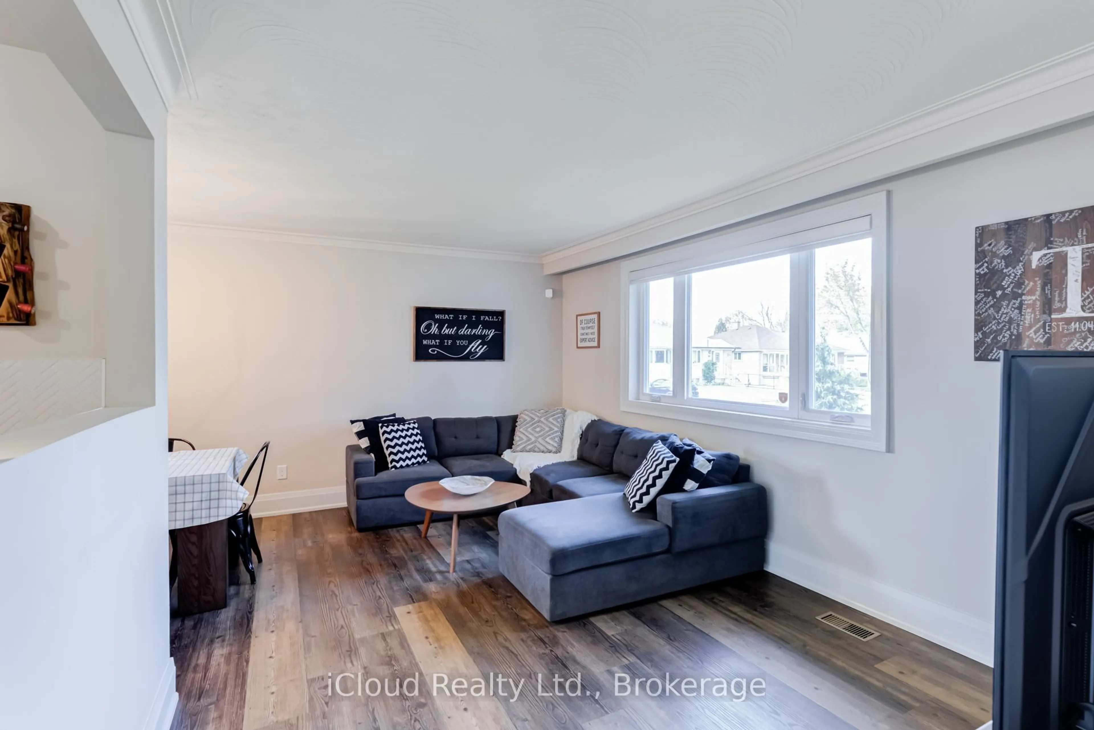 Living room with furniture, wood/laminate floor for 43 Sherwood Cres, Brampton Ontario L6X 2C9