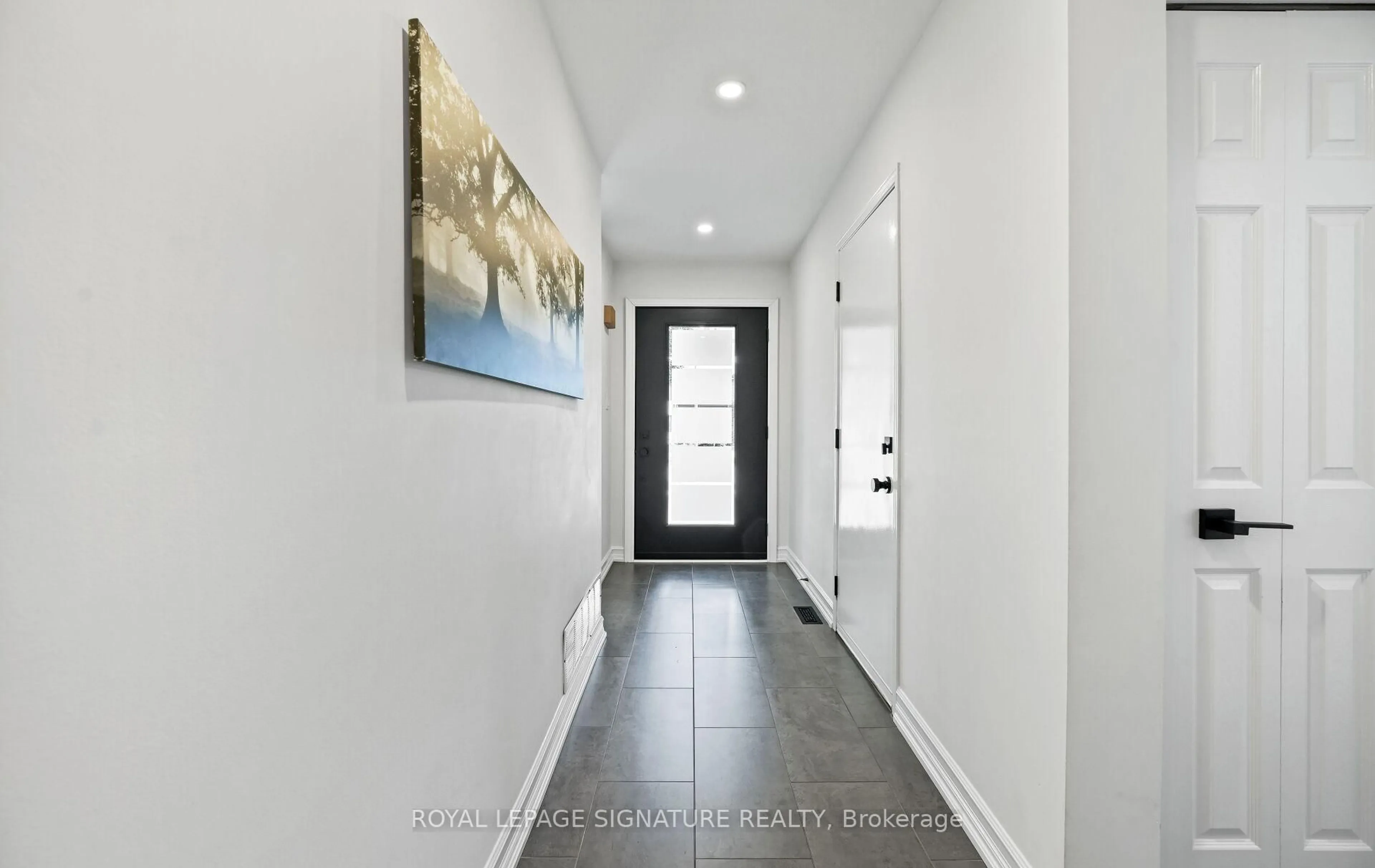 Indoor entryway for 2048 Chrisdon Rd, Burlington Ontario L7M 3W9