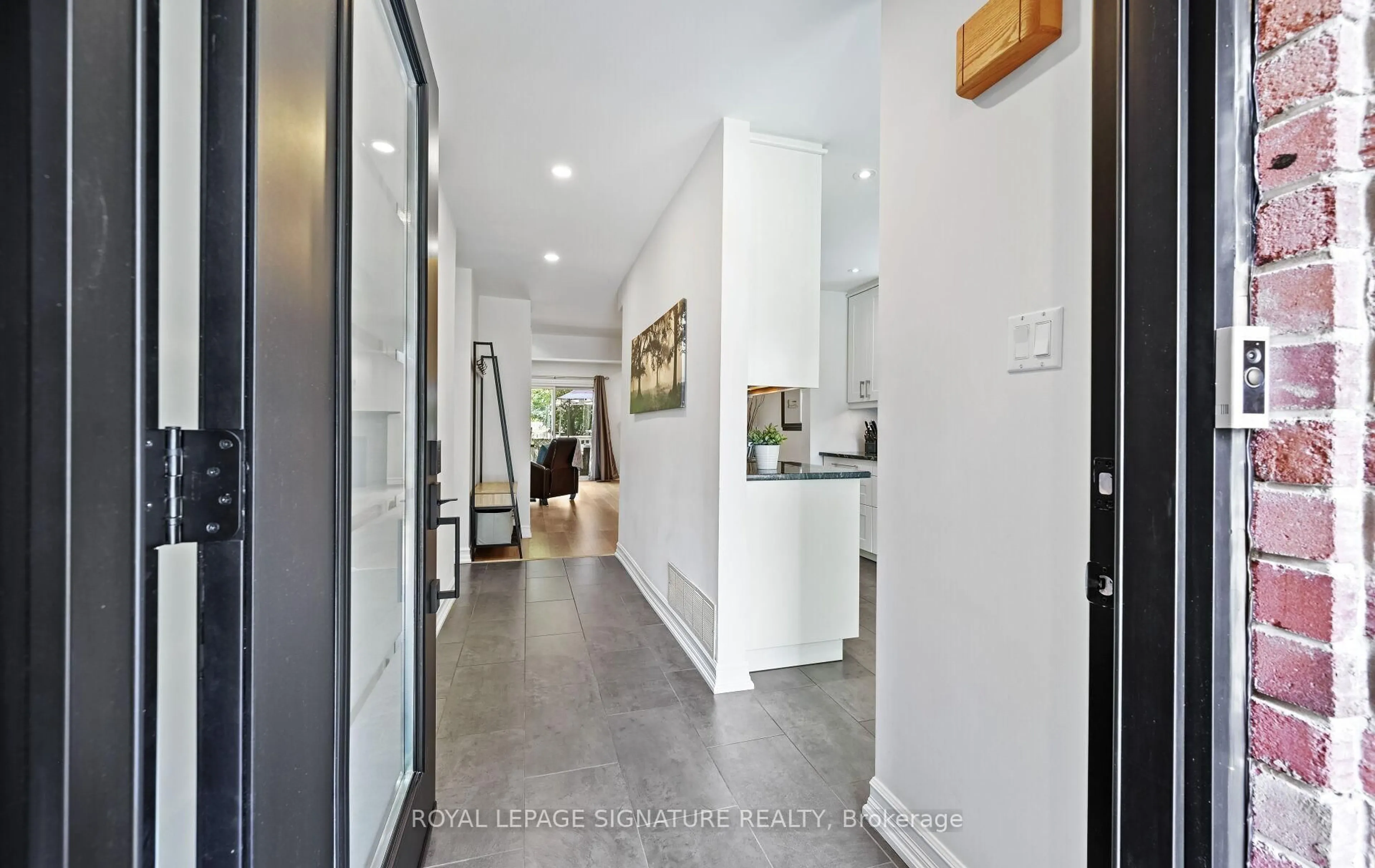 Indoor entryway for 2048 Chrisdon Rd, Burlington Ontario L7M 3W9