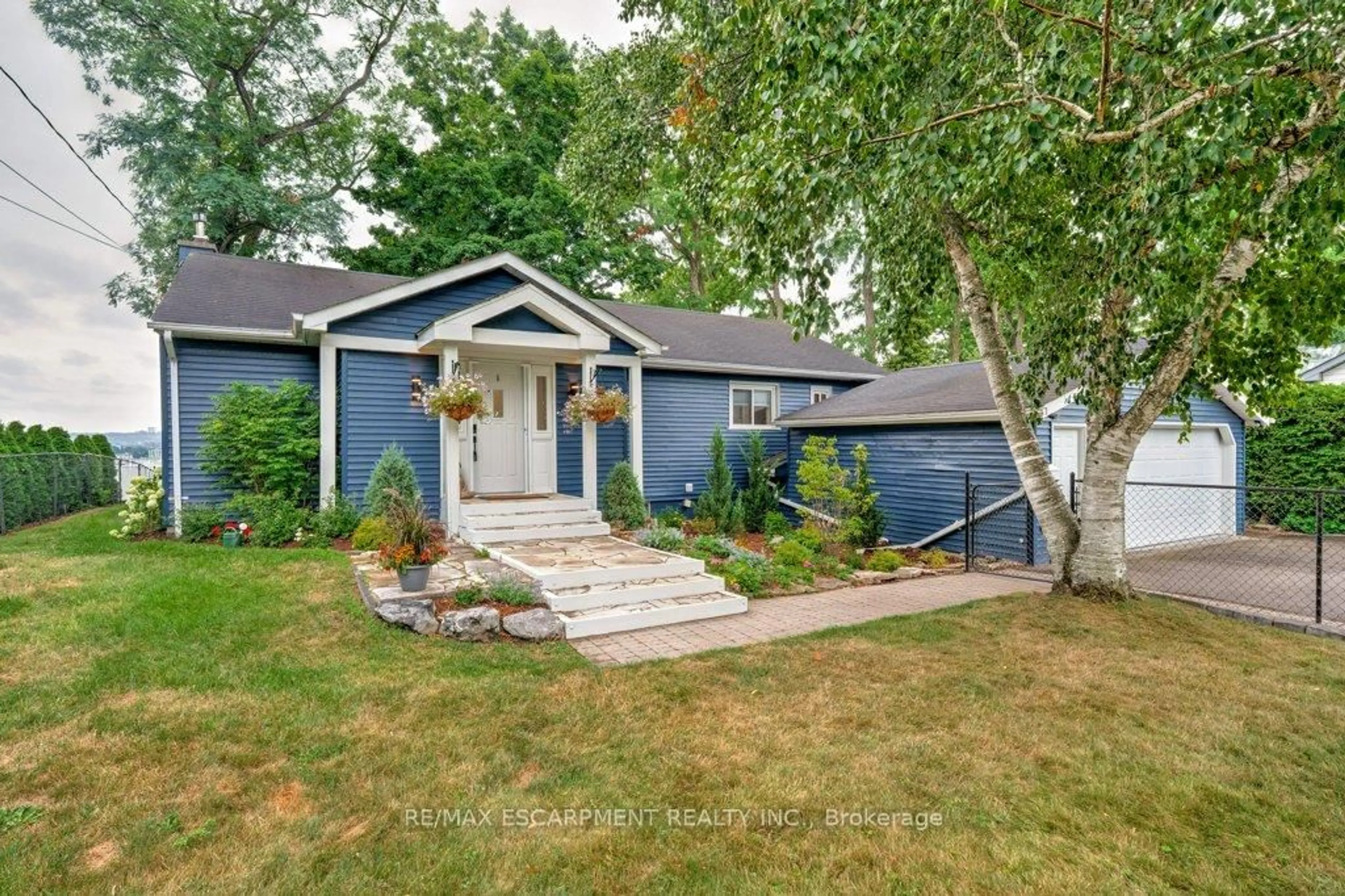 Home with vinyl exterior material, street for 636 WEST OVAL Dr, Burlington Ontario L7T 1B9