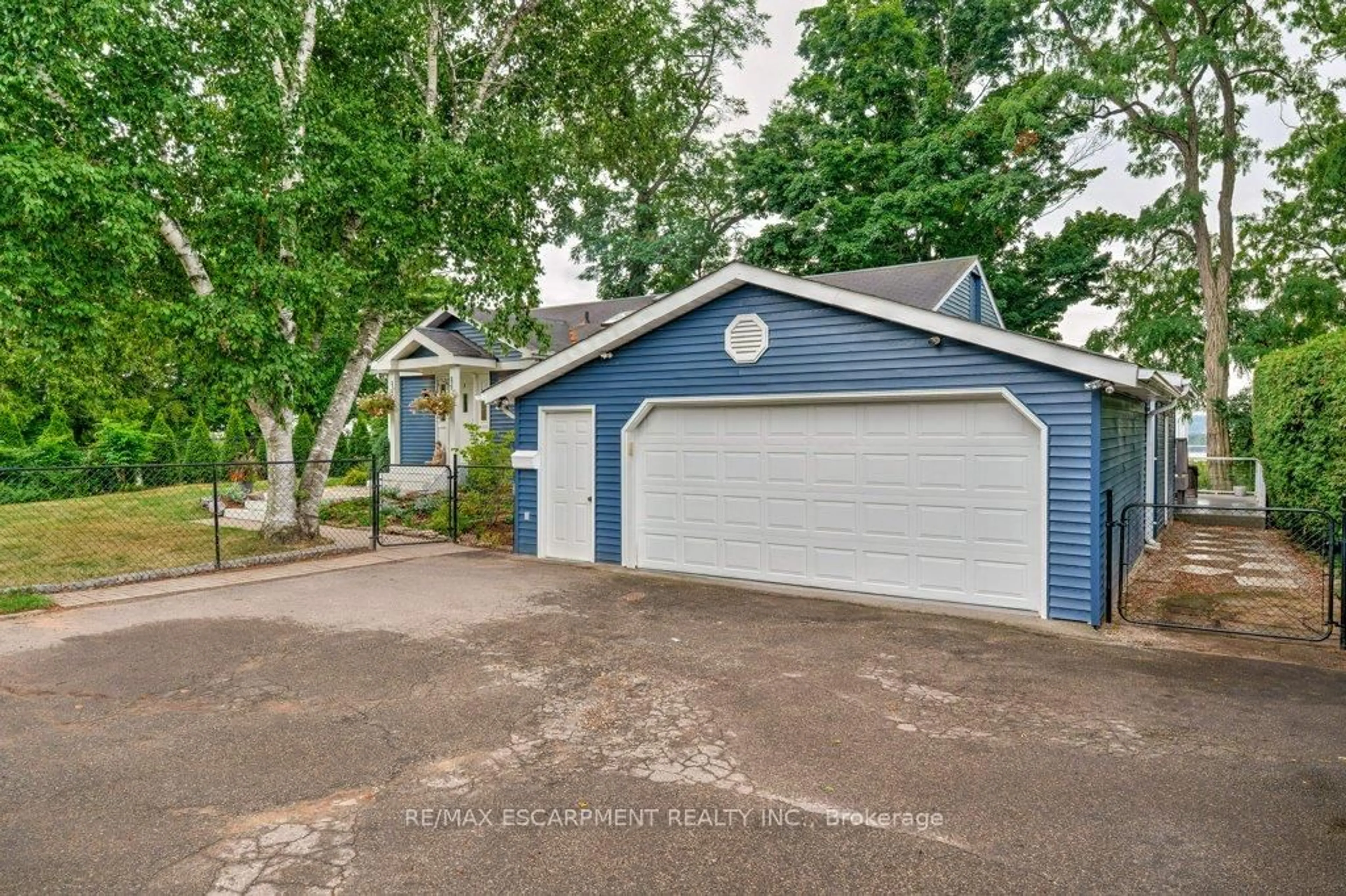Indoor garage for 636 WEST OVAL Dr, Burlington Ontario L7T 1B9