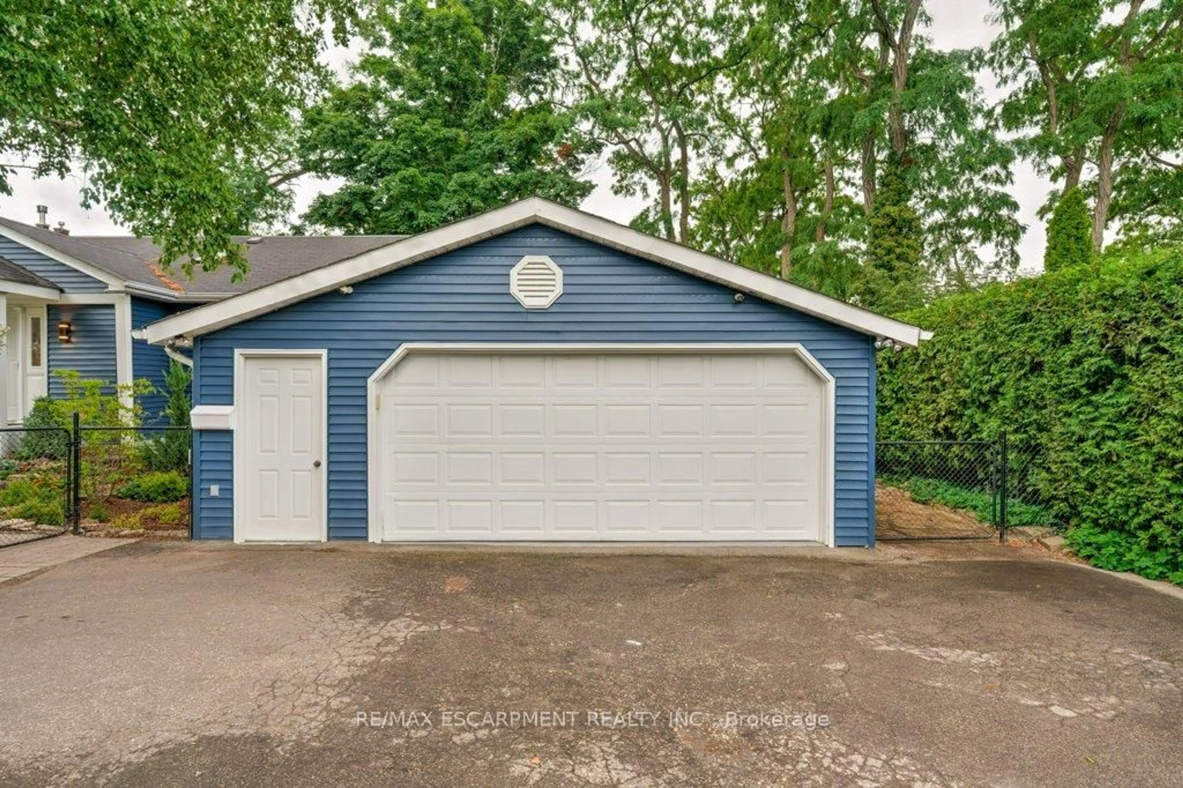 Indoor garage for 636 WEST OVAL Dr, Burlington Ontario L7T 1B9