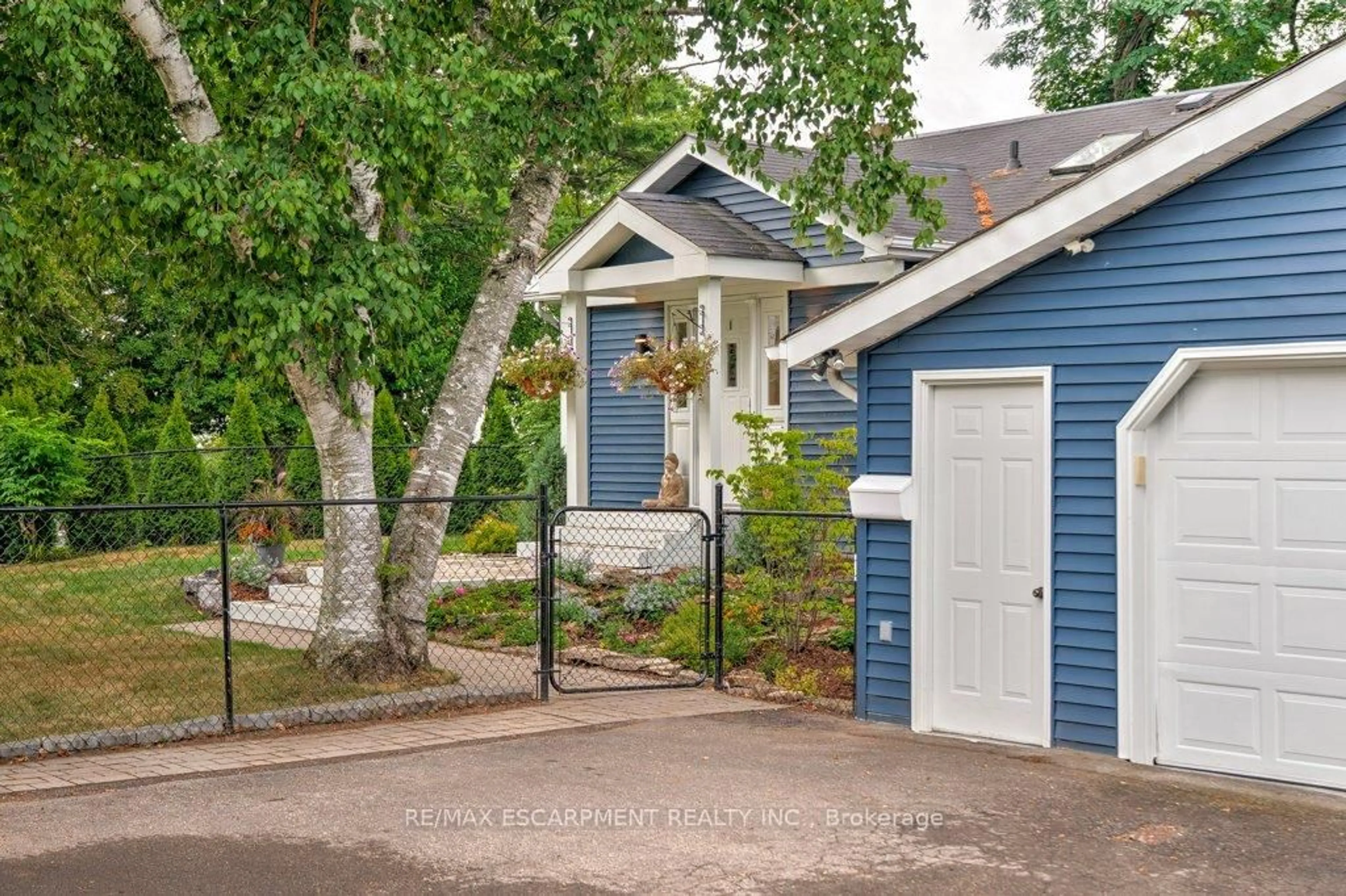Unknown for 636 WEST OVAL Dr, Burlington Ontario L7T 1B9