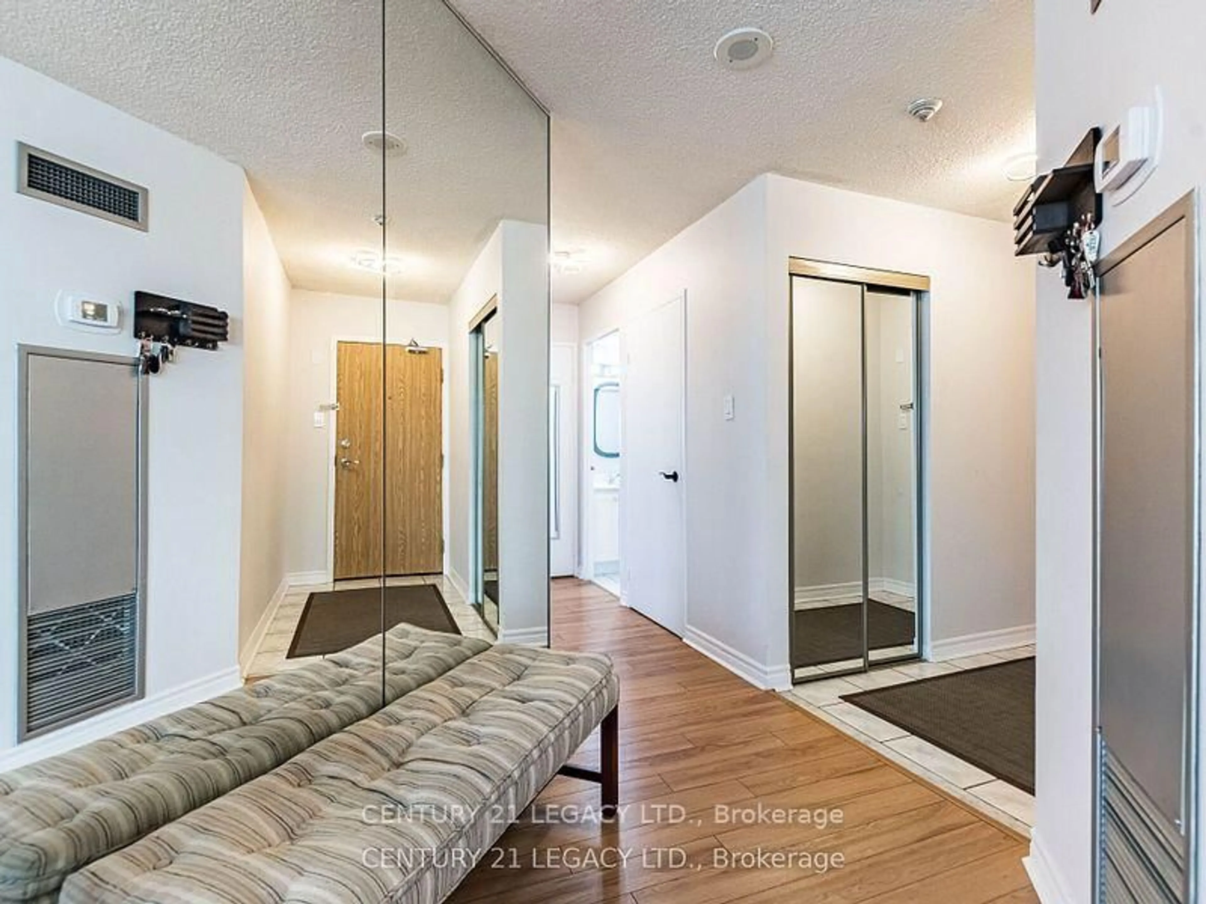 Indoor entryway for 8 Lisa St #1402, Brampton Ontario L6T 4S6