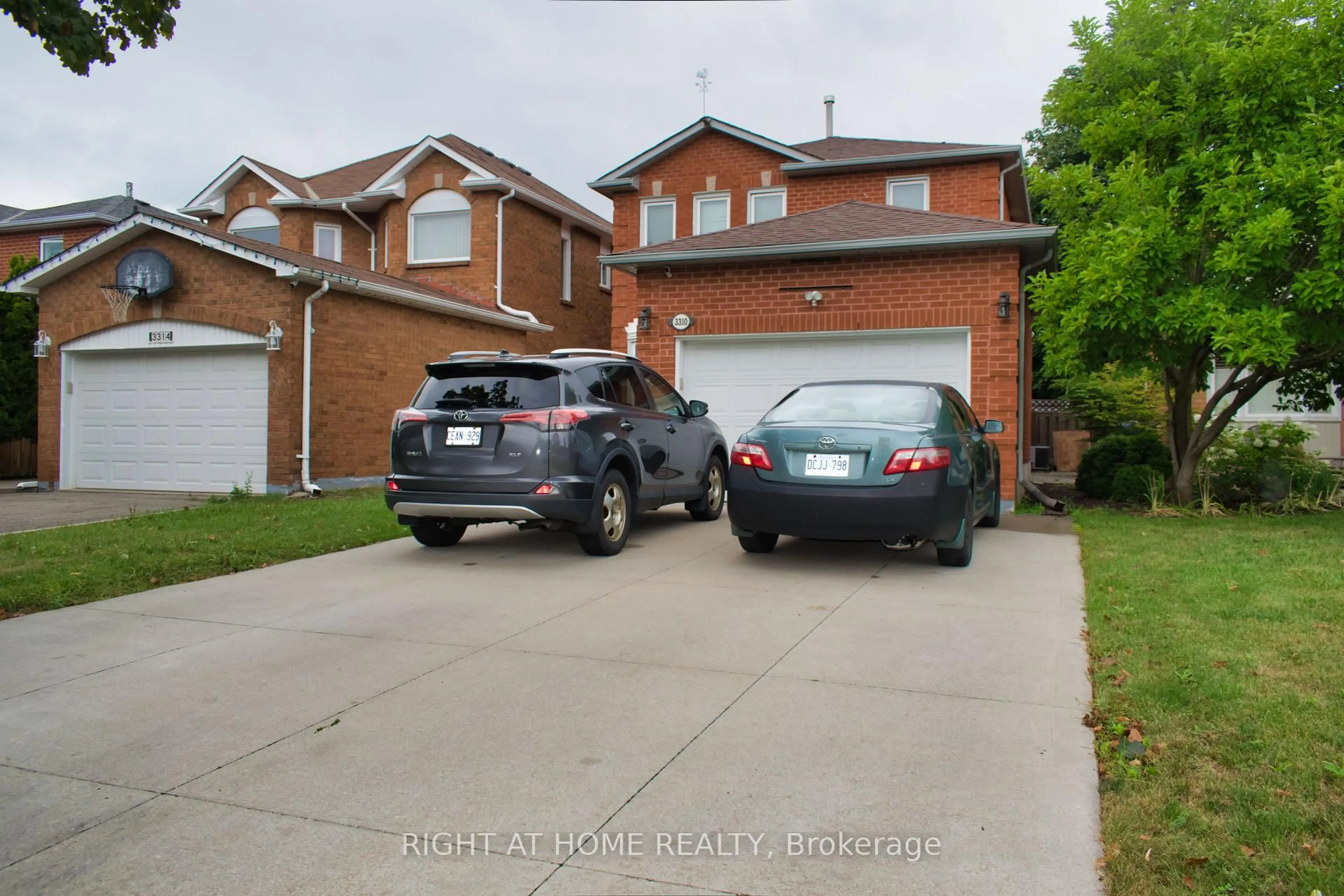 A pic from outside/outdoor area/front of a property/back of a property/a pic from drone, street for 3310 Greenbelt Cres, Mississauga Ontario L5N 5X1