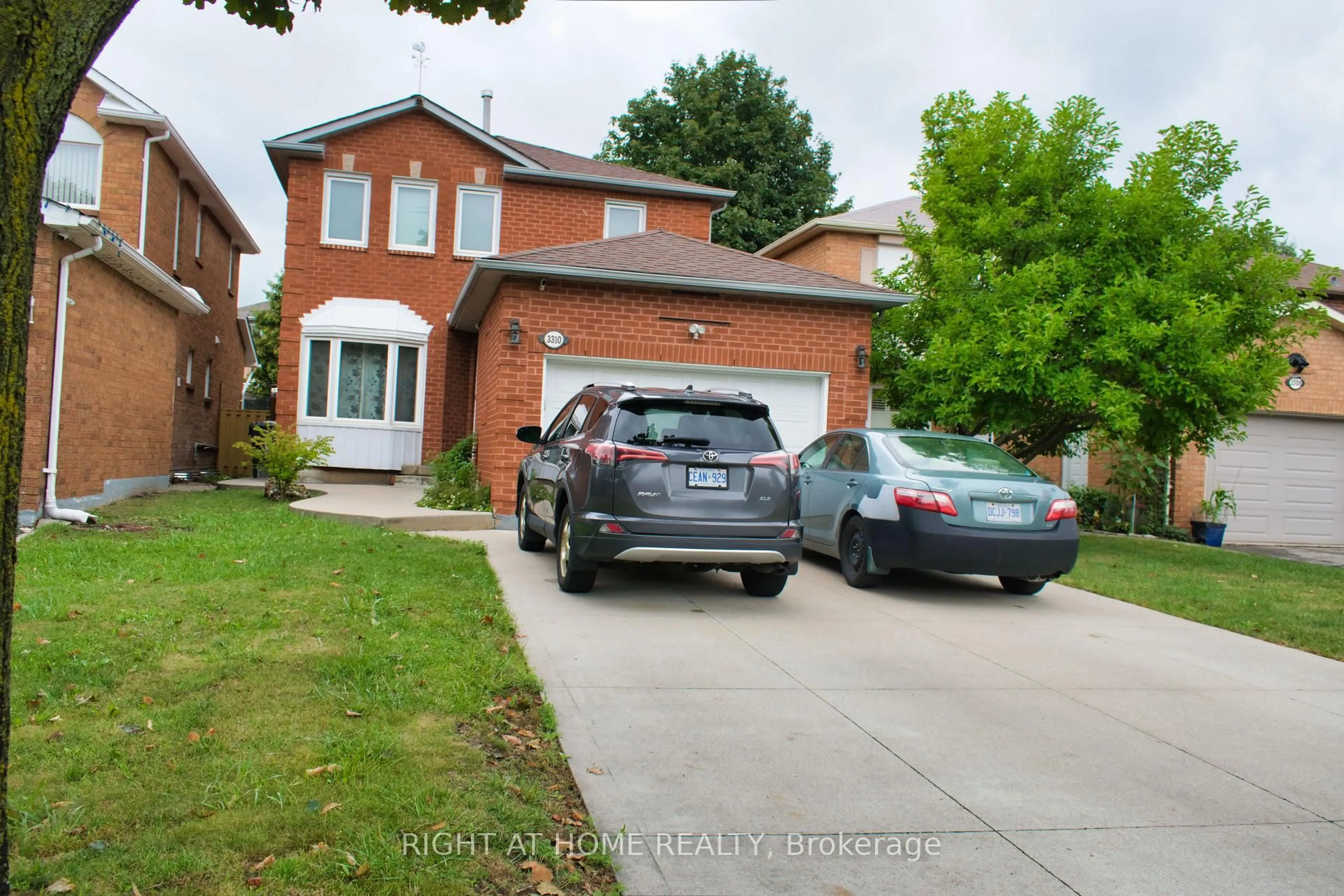 Home with brick exterior material, street for 3310 Greenbelt Cres, Mississauga Ontario L5N 5X1