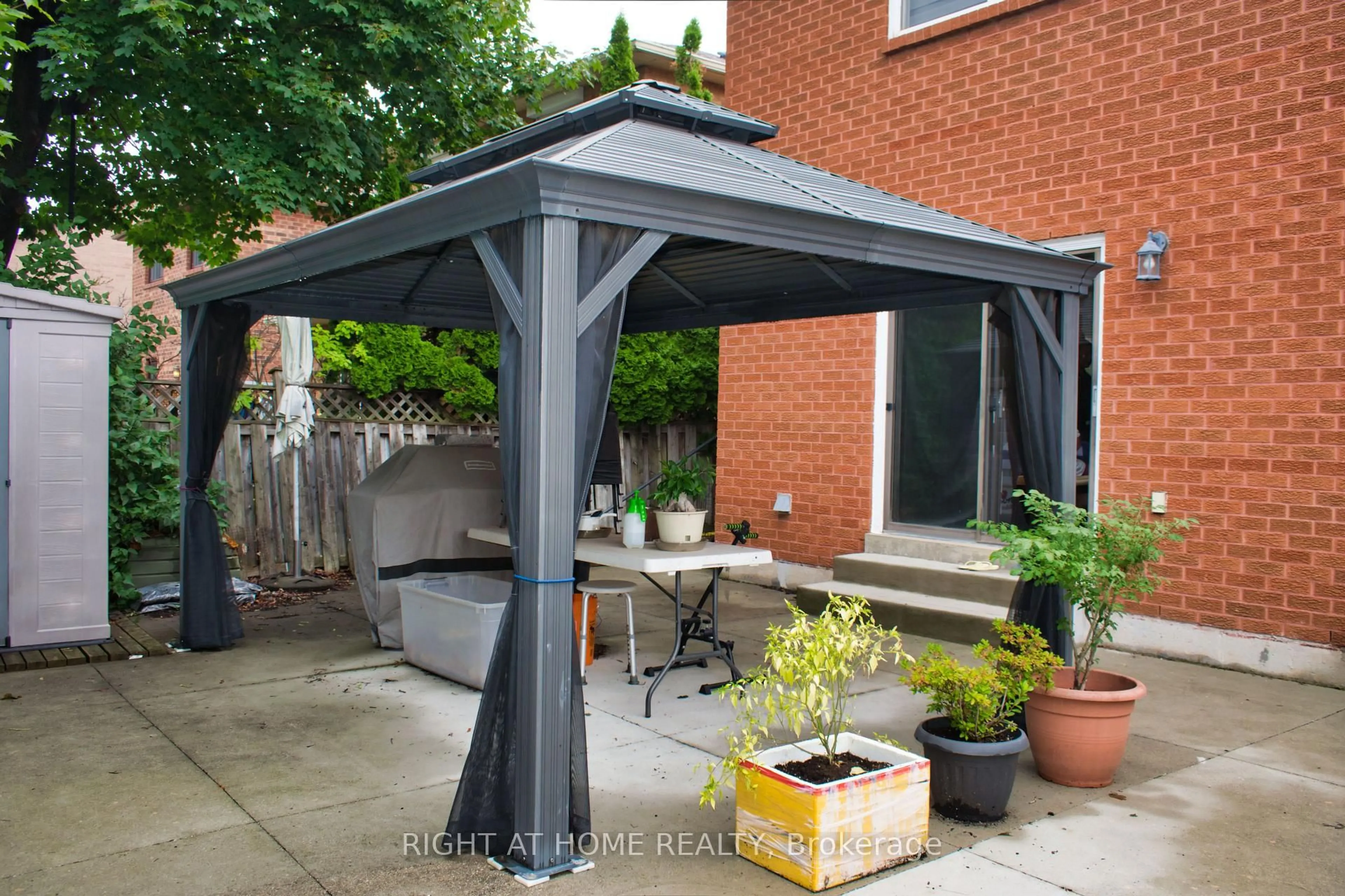 Patio, street for 3310 Greenbelt Cres, Mississauga Ontario L5N 5X1