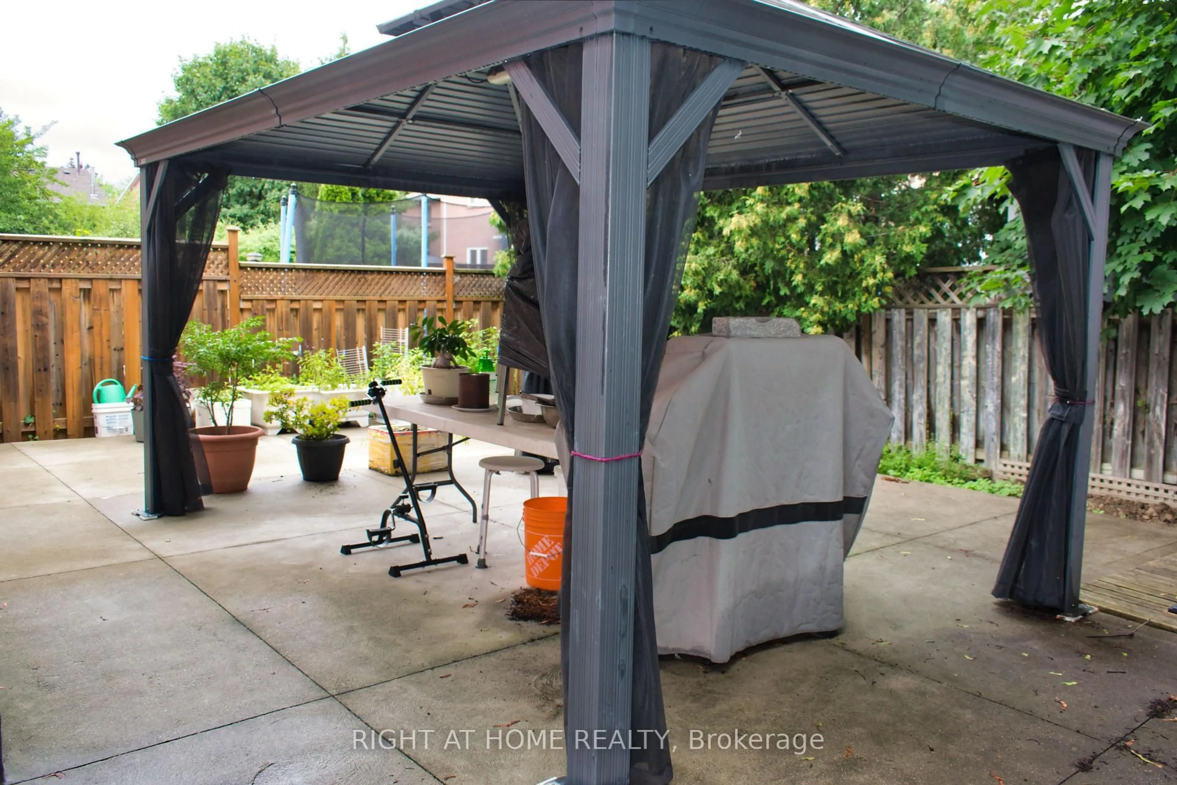 Patio, street for 3310 Greenbelt Cres, Mississauga Ontario L5N 5X1