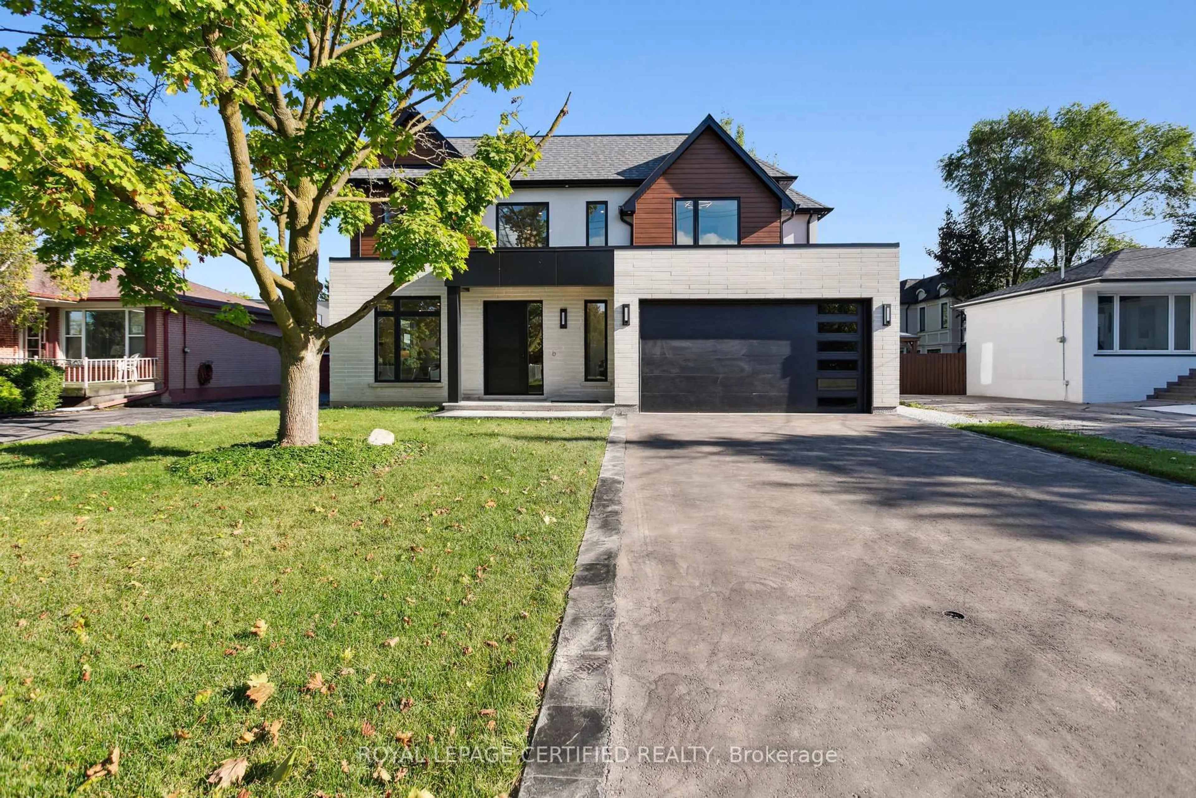 A pic from outside/outdoor area/front of a property/back of a property/a pic from drone, street for 2082 Bridge Rd, Oakville Ontario L6L 2E9