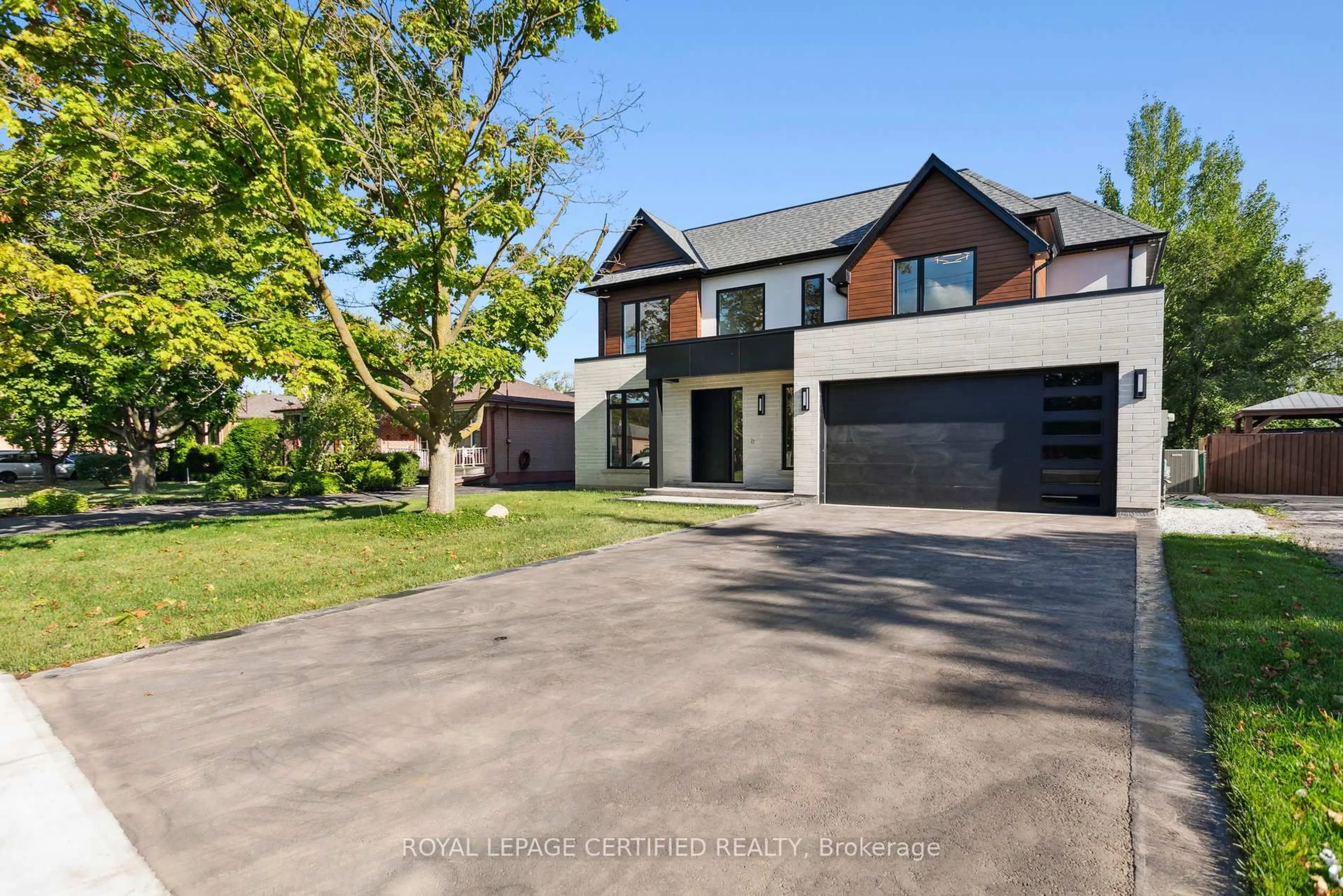 A pic from outside/outdoor area/front of a property/back of a property/a pic from drone, street for 2082 Bridge Rd, Oakville Ontario L6L 2E9
