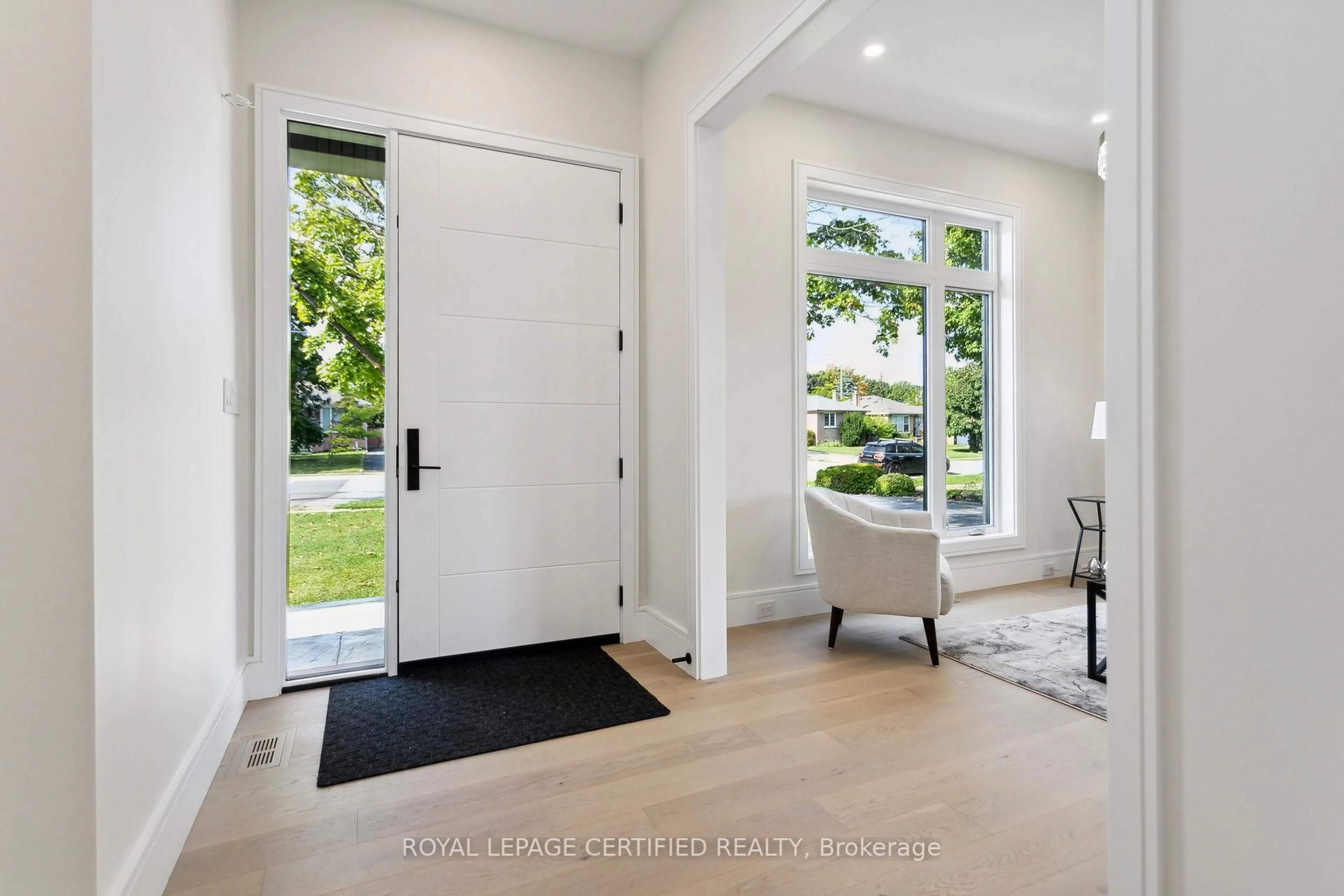 Indoor entryway for 2082 Bridge Rd, Oakville Ontario L6L 2E9