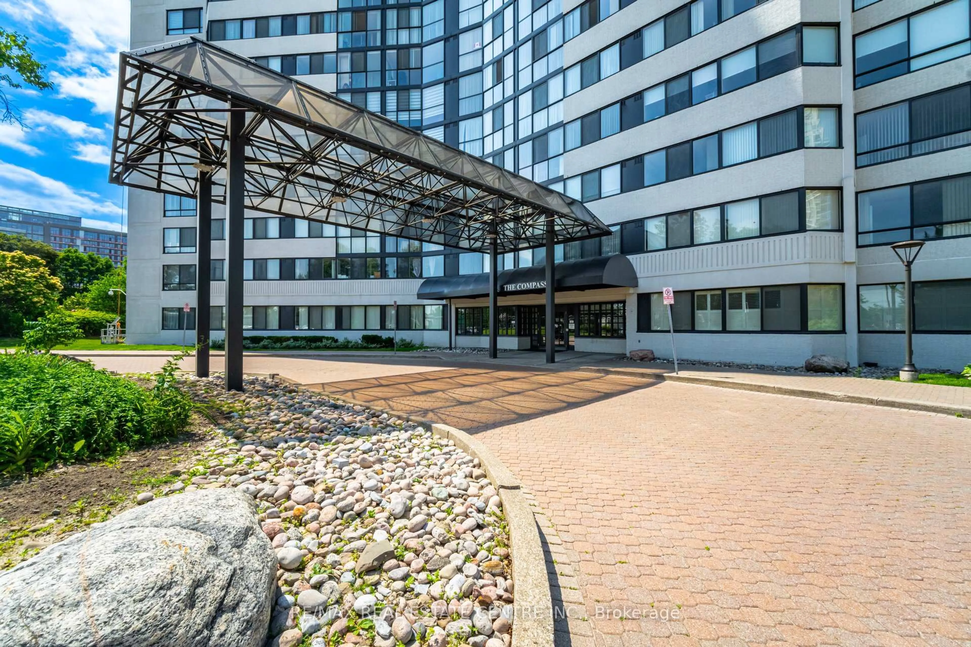 Patio, building for 1360 Rathburn Rd #705, Mississauga Ontario L4W 4H4