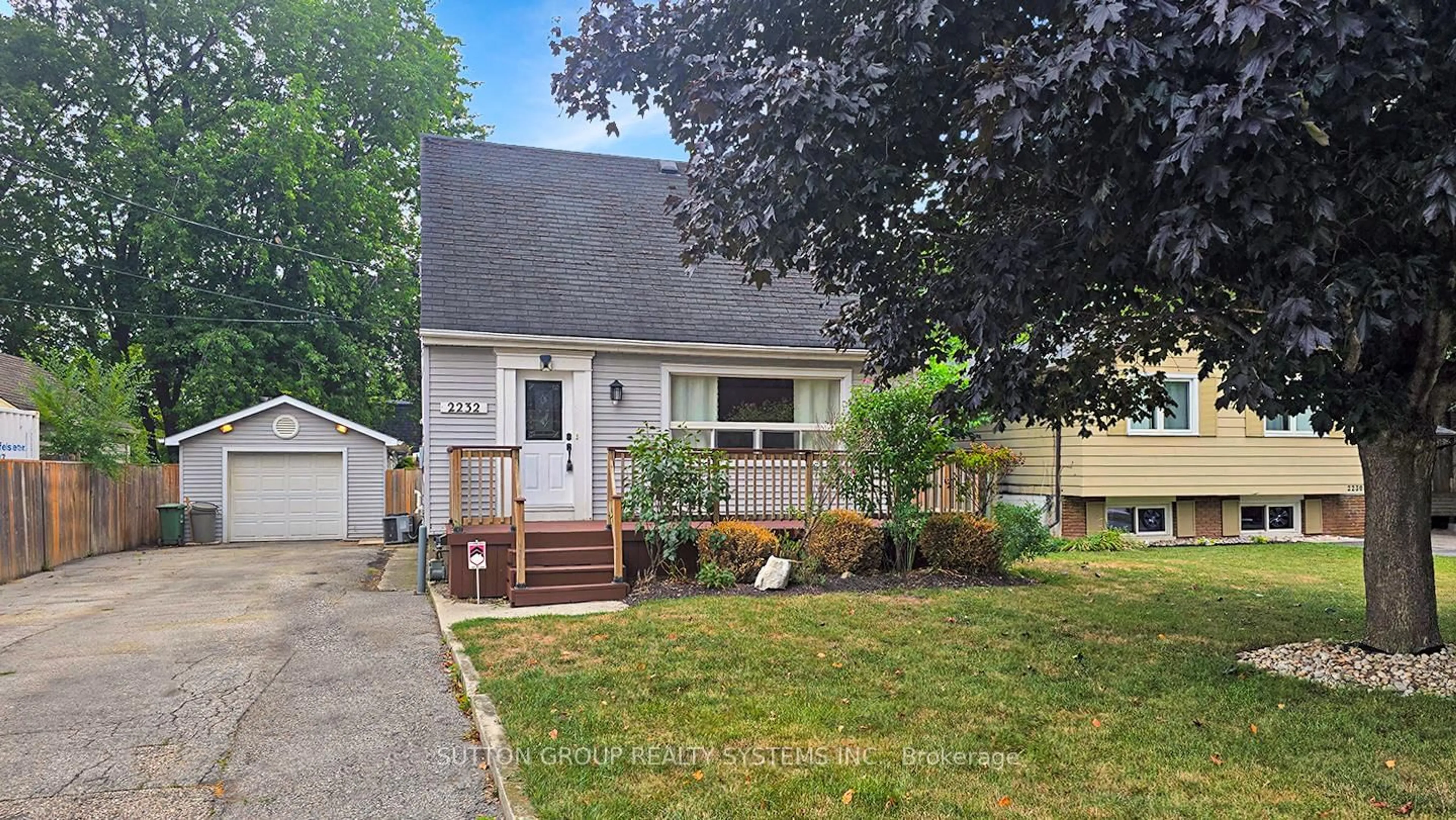 Home with vinyl exterior material, street for 2232 Queensway Dr, Burlington Ontario L7R 3T1