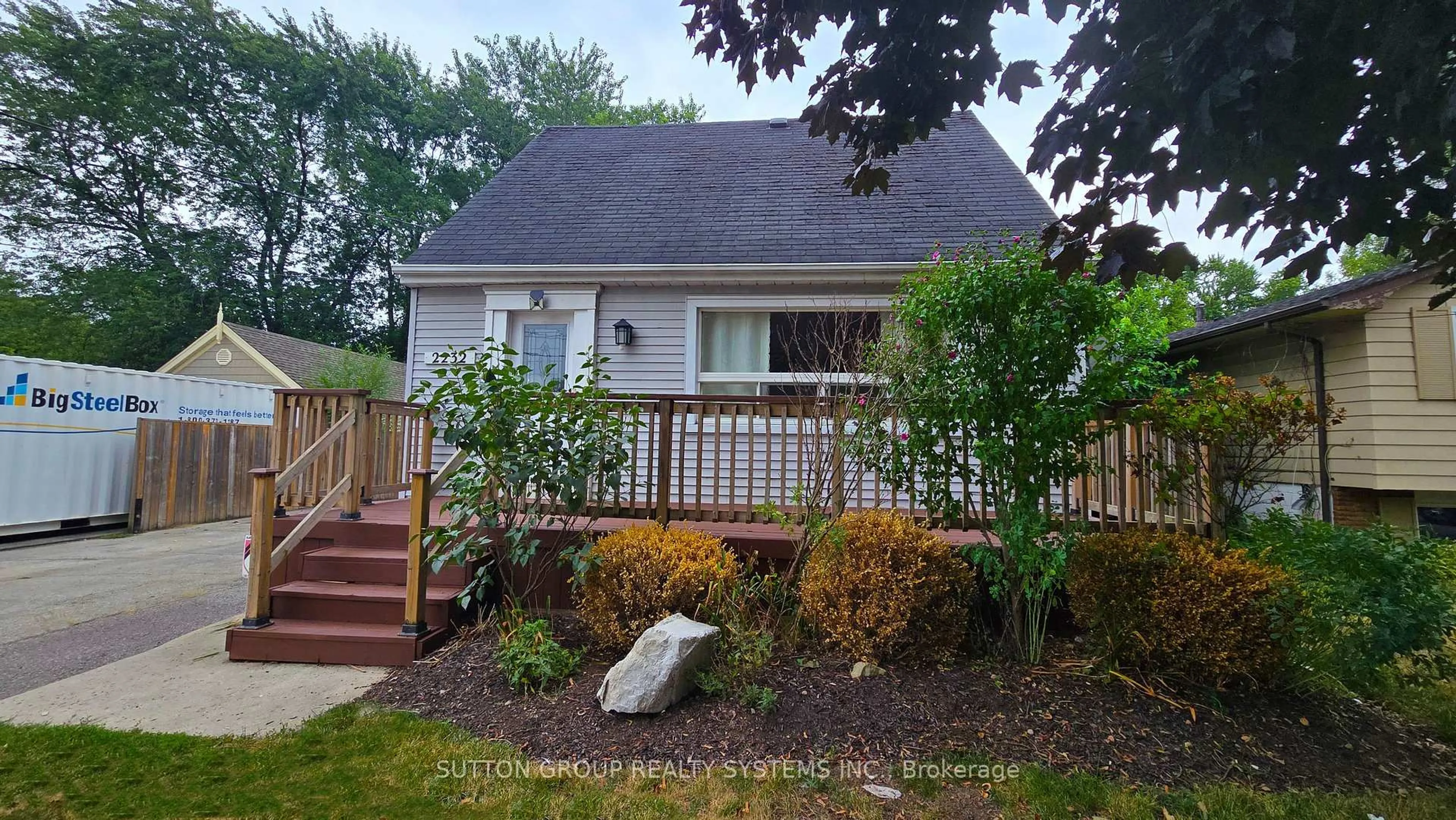 Home with vinyl exterior material, street for 2232 Queensway Dr, Burlington Ontario L7R 3T1