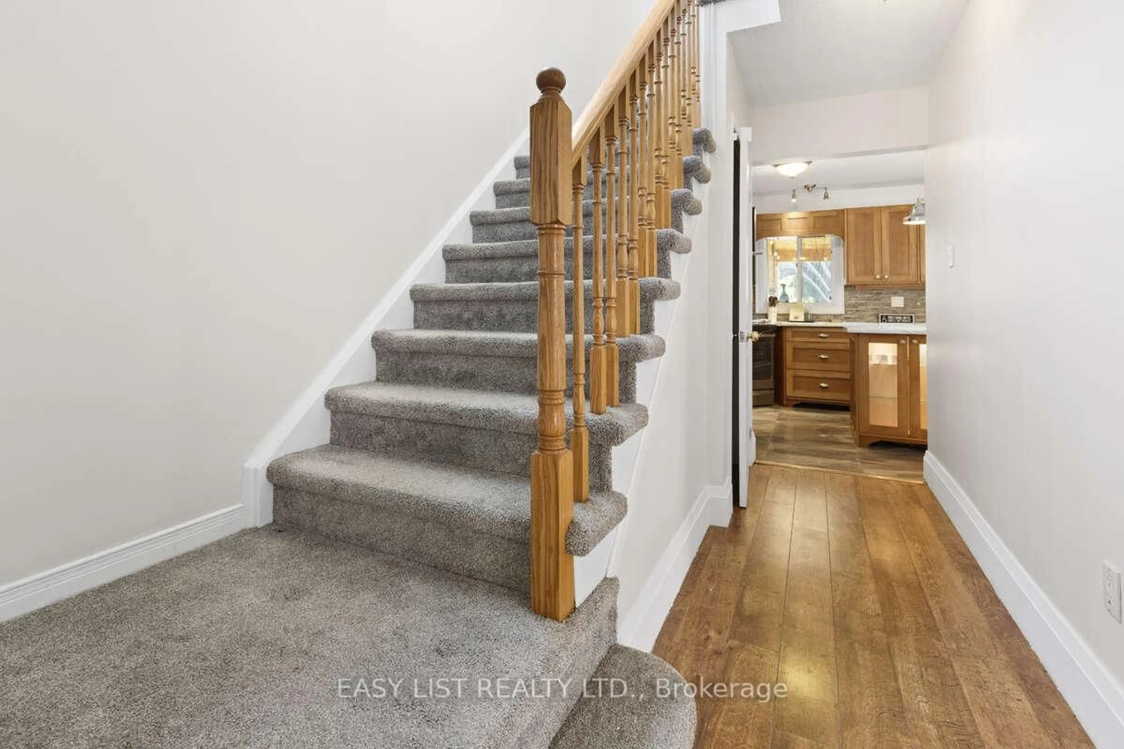 Stairs for 2993 Gulfstream Way, Mississauga Ontario L5N 6J8