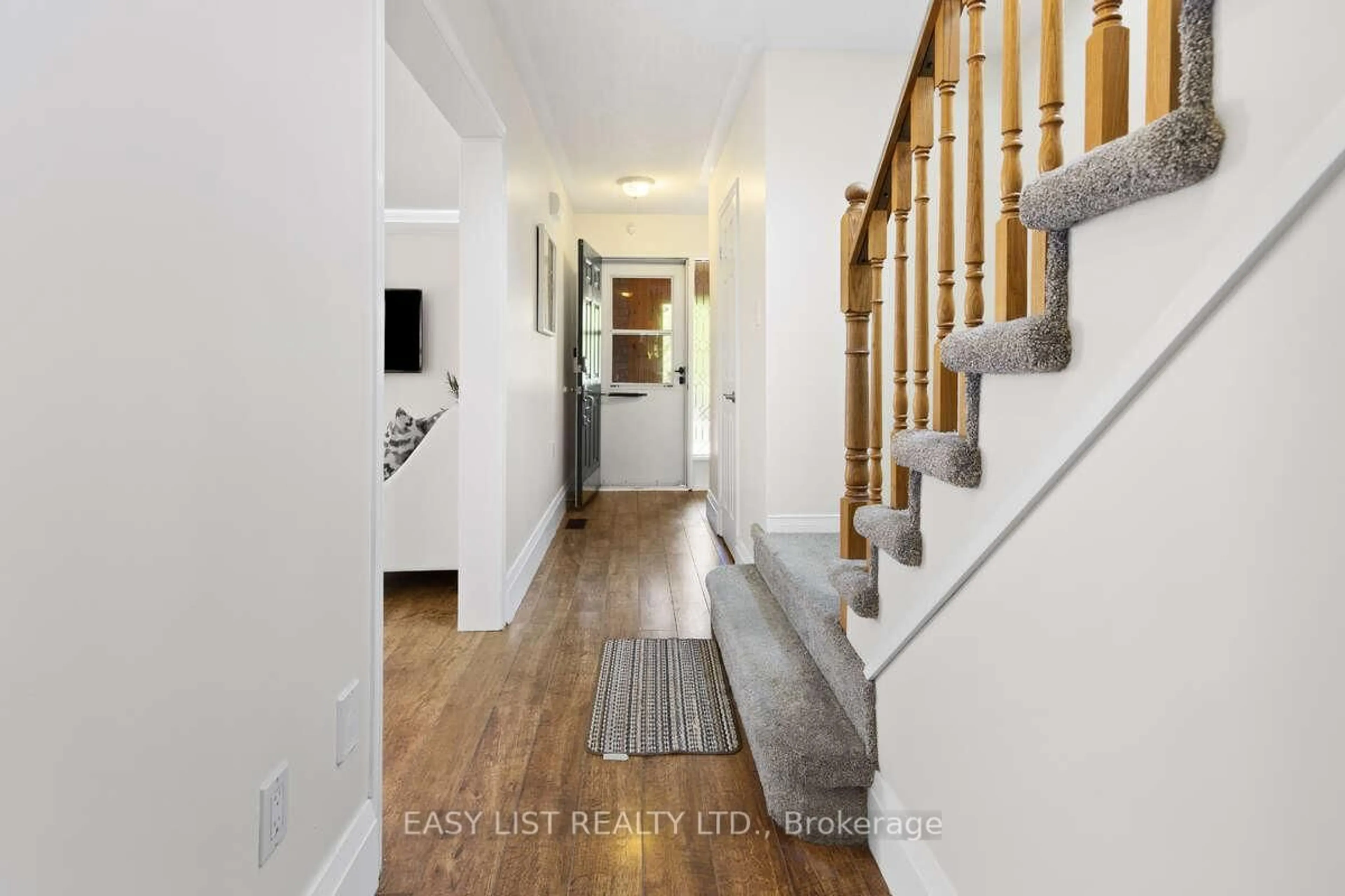 Indoor entryway for 2993 Gulfstream Way, Mississauga Ontario L5N 6J8
