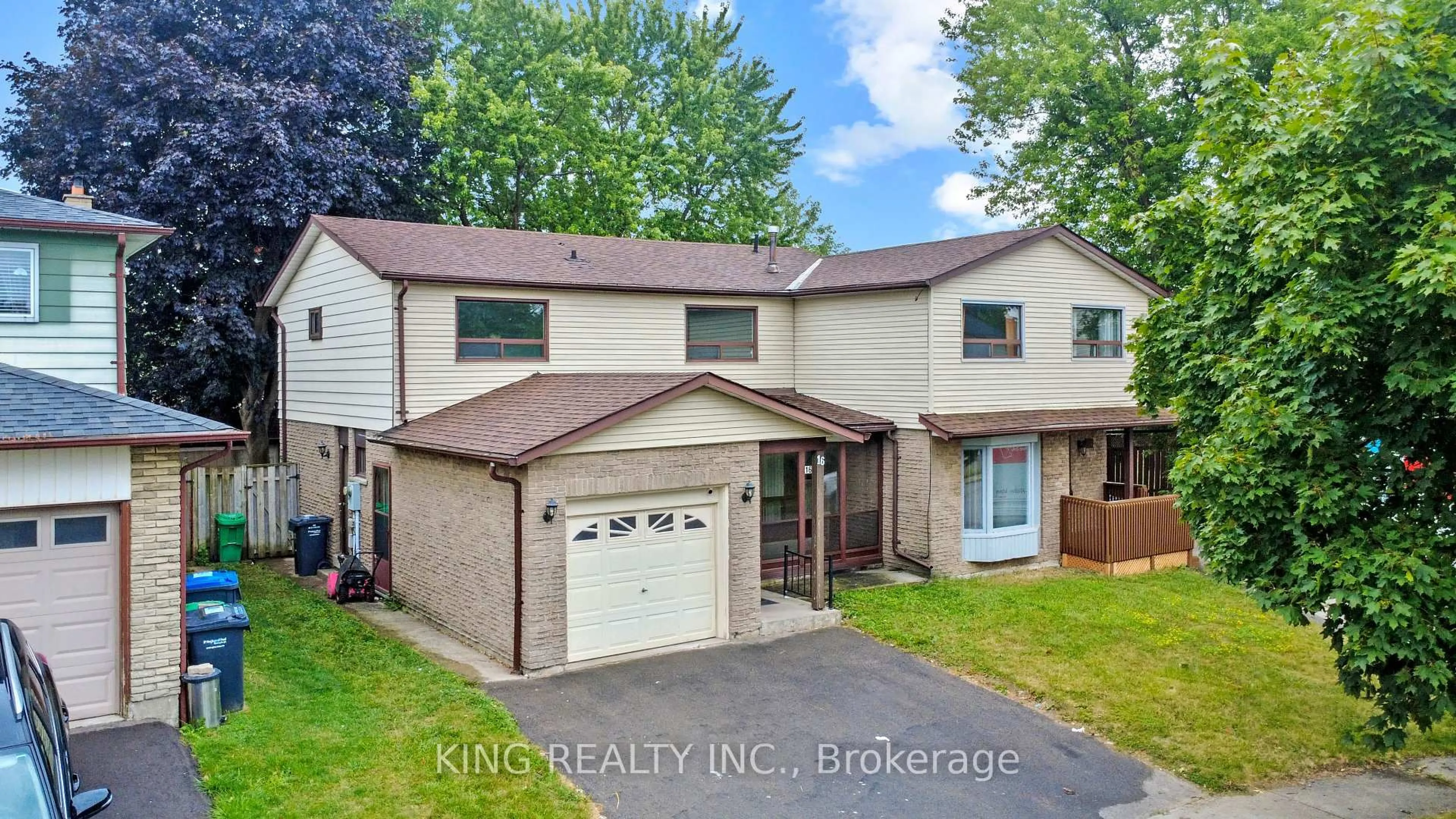 A pic from outside/outdoor area/front of a property/back of a property/a pic from drone, street for 16 Wimbledon Crt, Brampton Ontario L6V 2S4