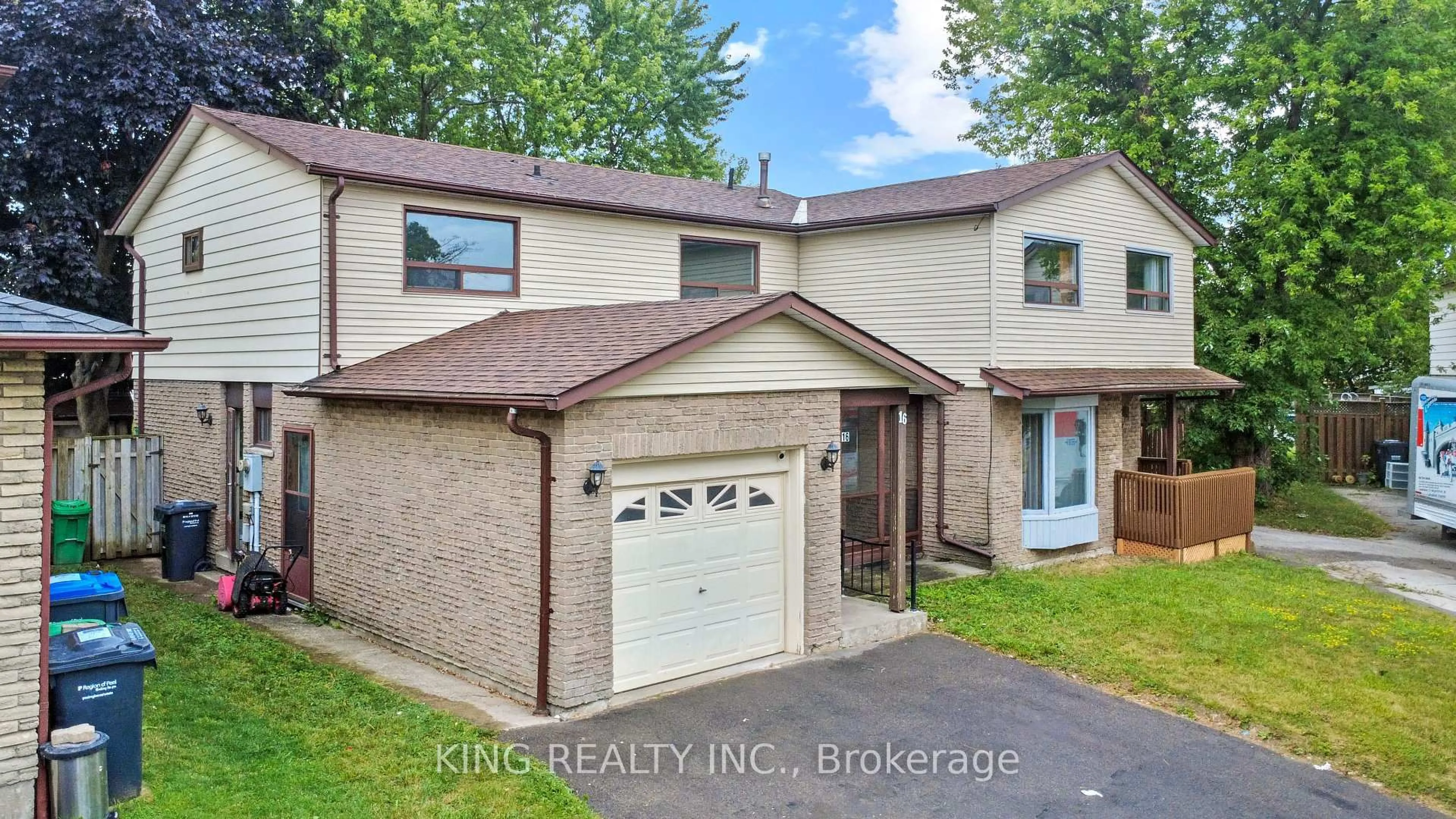 Home with brick exterior material, unknown for 16 Wimbledon Crt, Brampton Ontario L6V 2S4