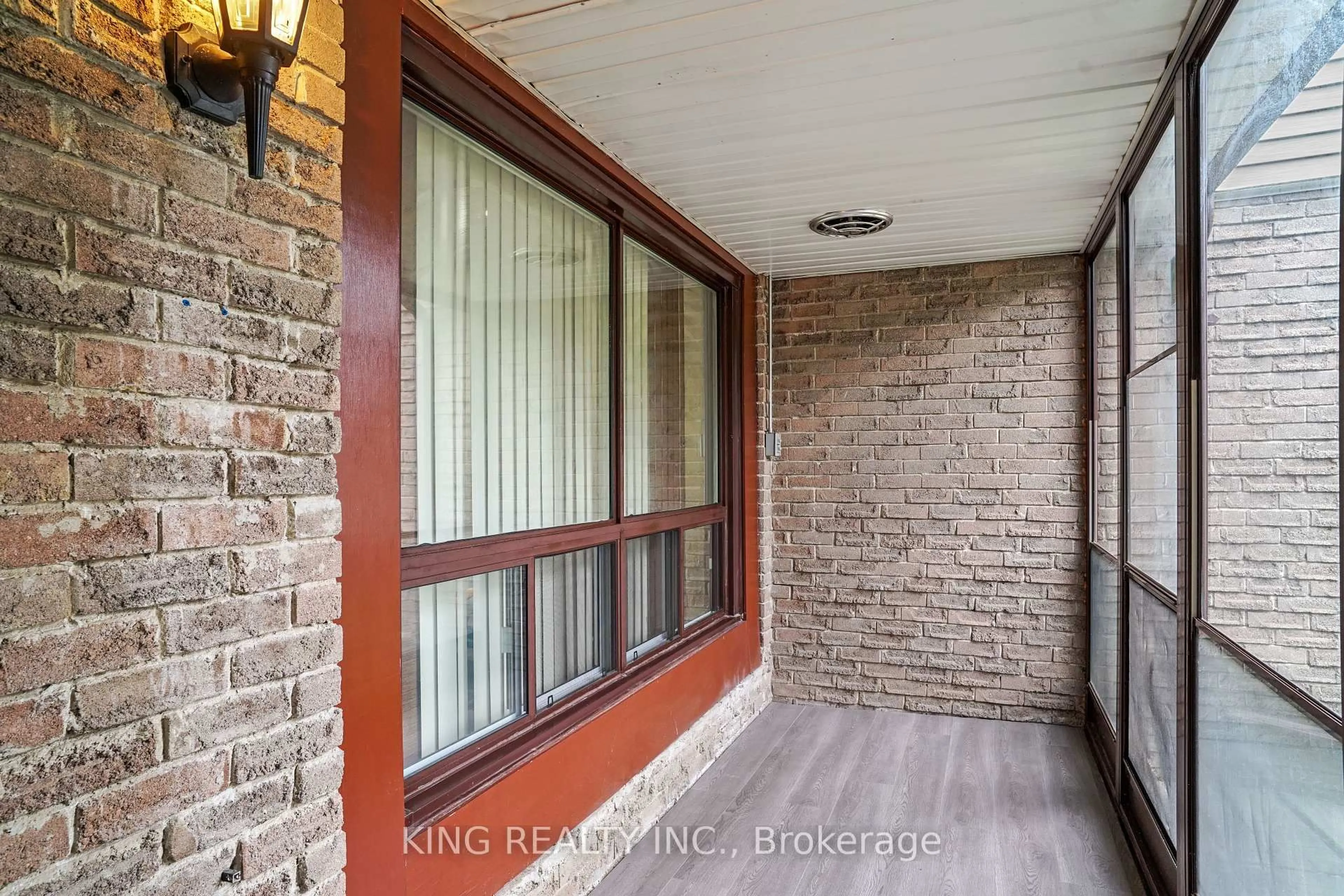 Indoor entryway for 16 Wimbledon Crt, Brampton Ontario L6V 2S4