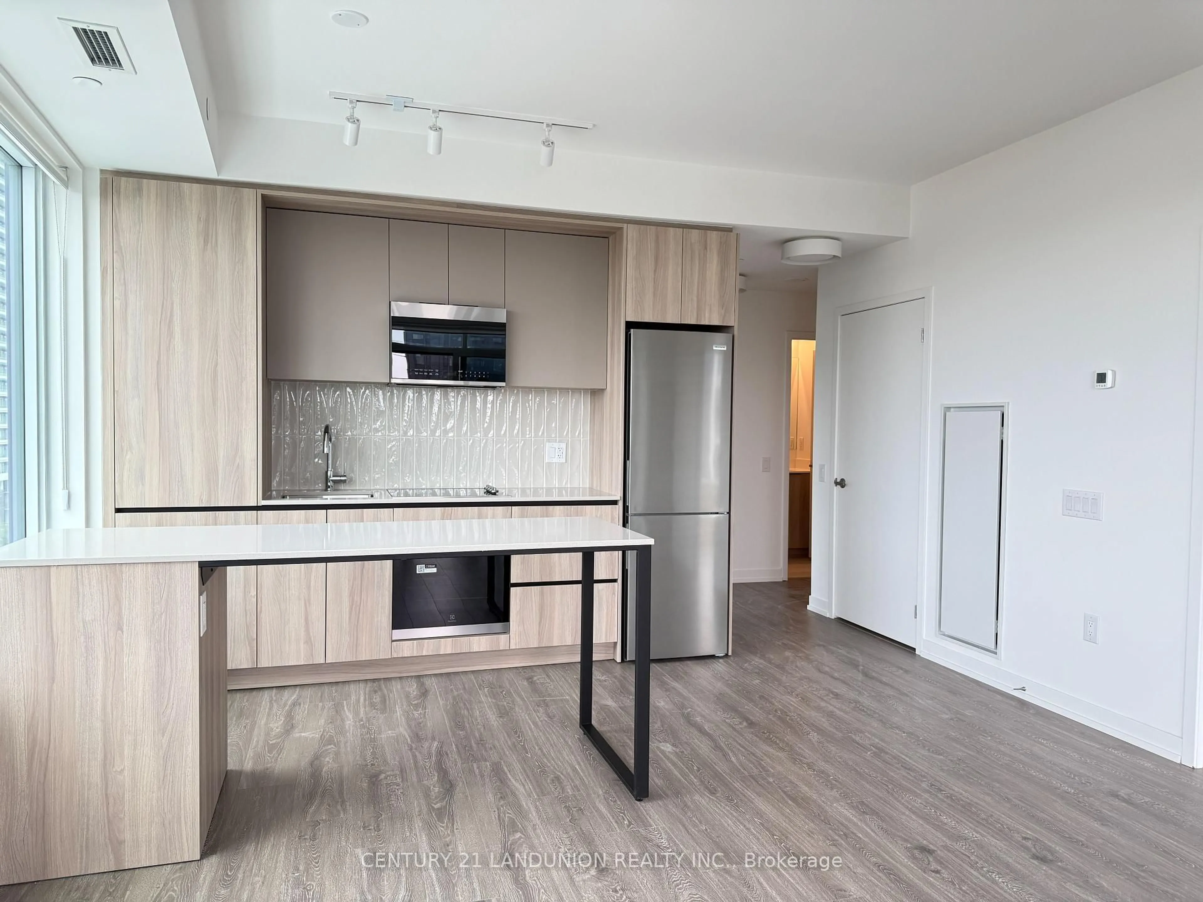 Open concept kitchen, wood/laminate floor for 2485 Eglinton Ave #917, Mississauga Ontario L5M 2T1