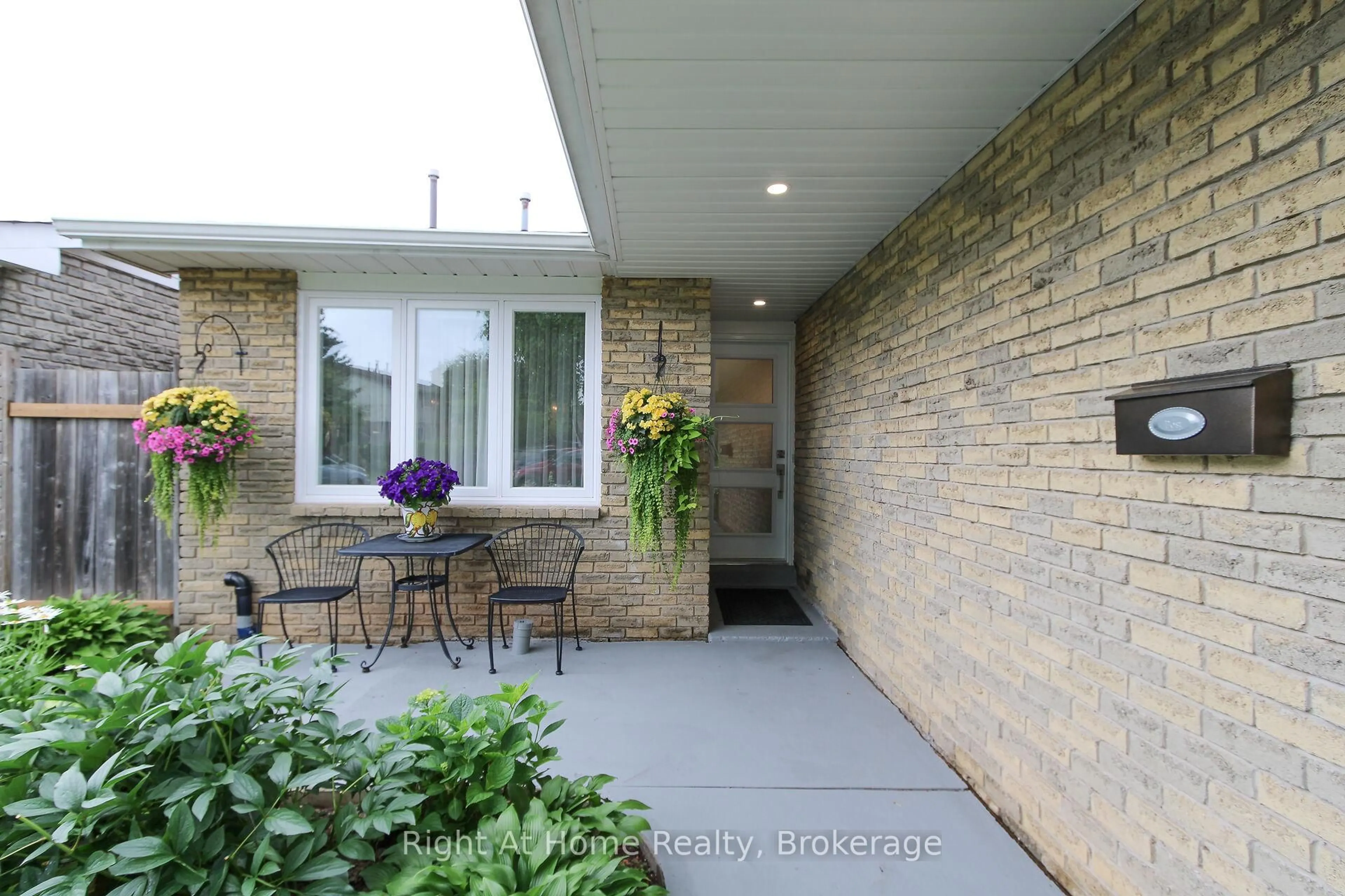 Unknown for 2495 Snowhill Crt, Burlington Ontario L7M 1Y3