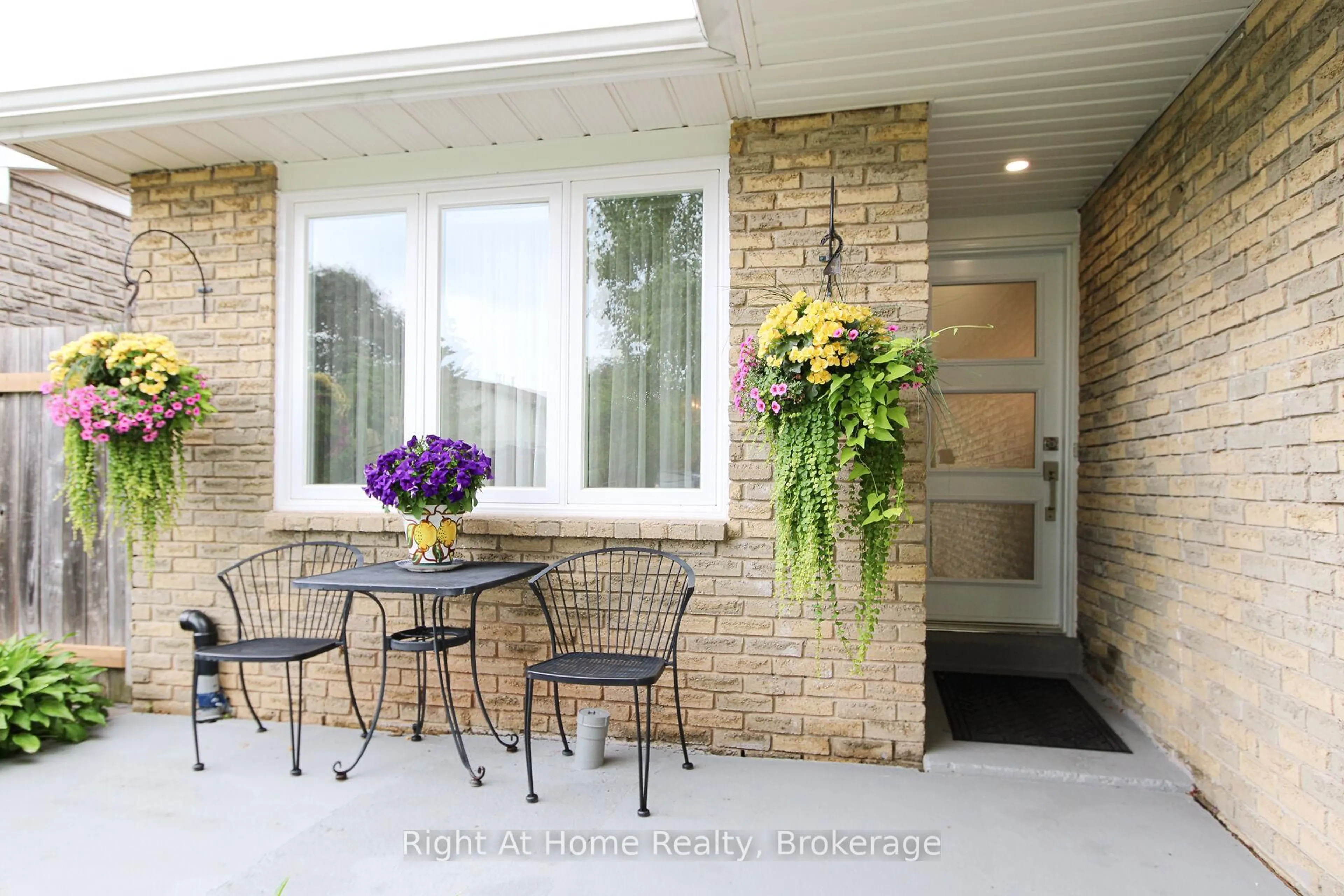Patio, street for 2495 Snowhill Crt, Burlington Ontario L7M 1Y3