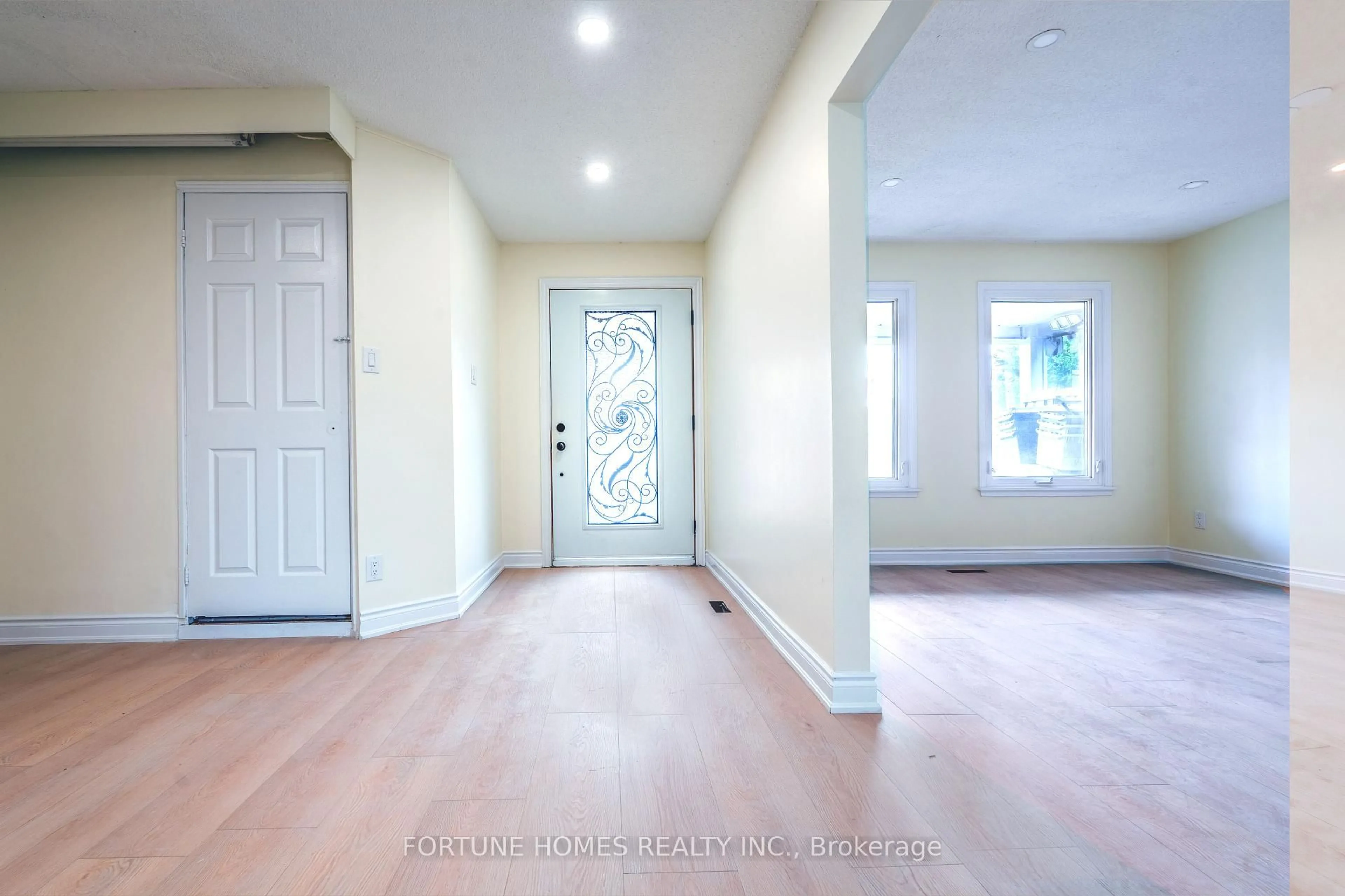Indoor entryway for 68 Nasmith St, Brampton Ontario L6S 4Z5