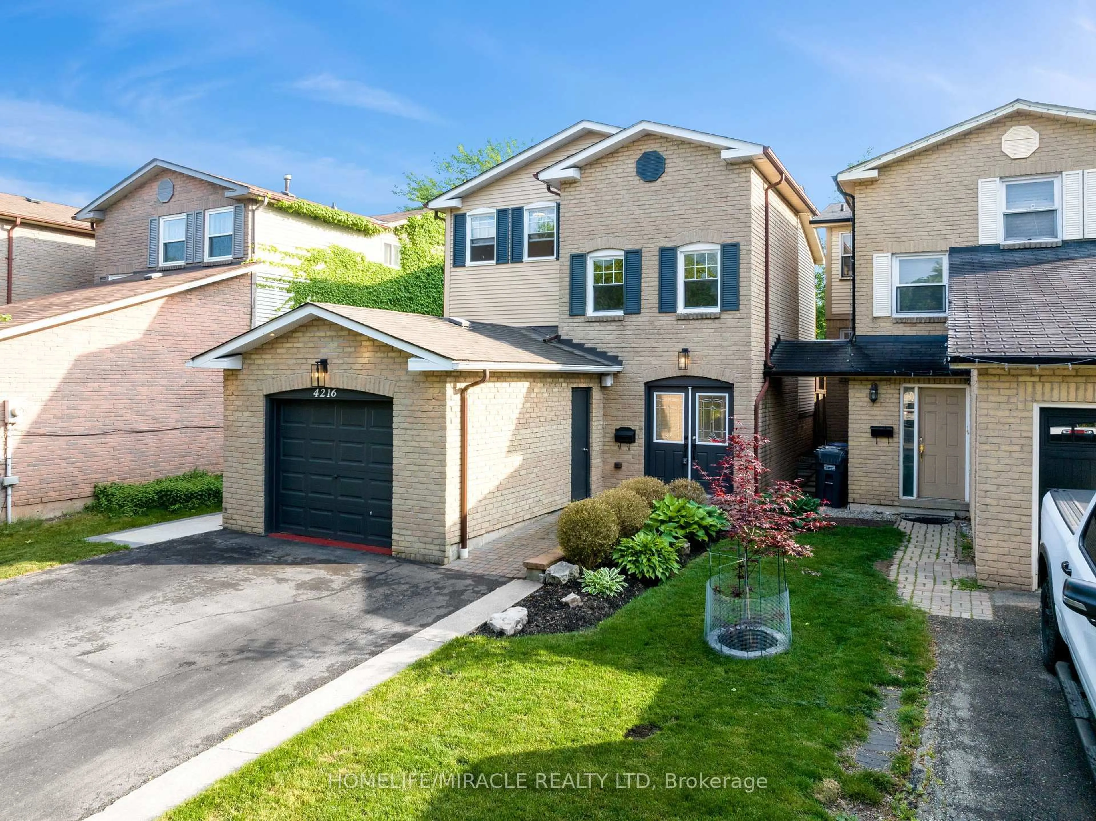 A pic from outside/outdoor area/front of a property/back of a property/a pic from drone, street for 4216 Sunflower Dr, Mississauga Ontario L5L 2L5