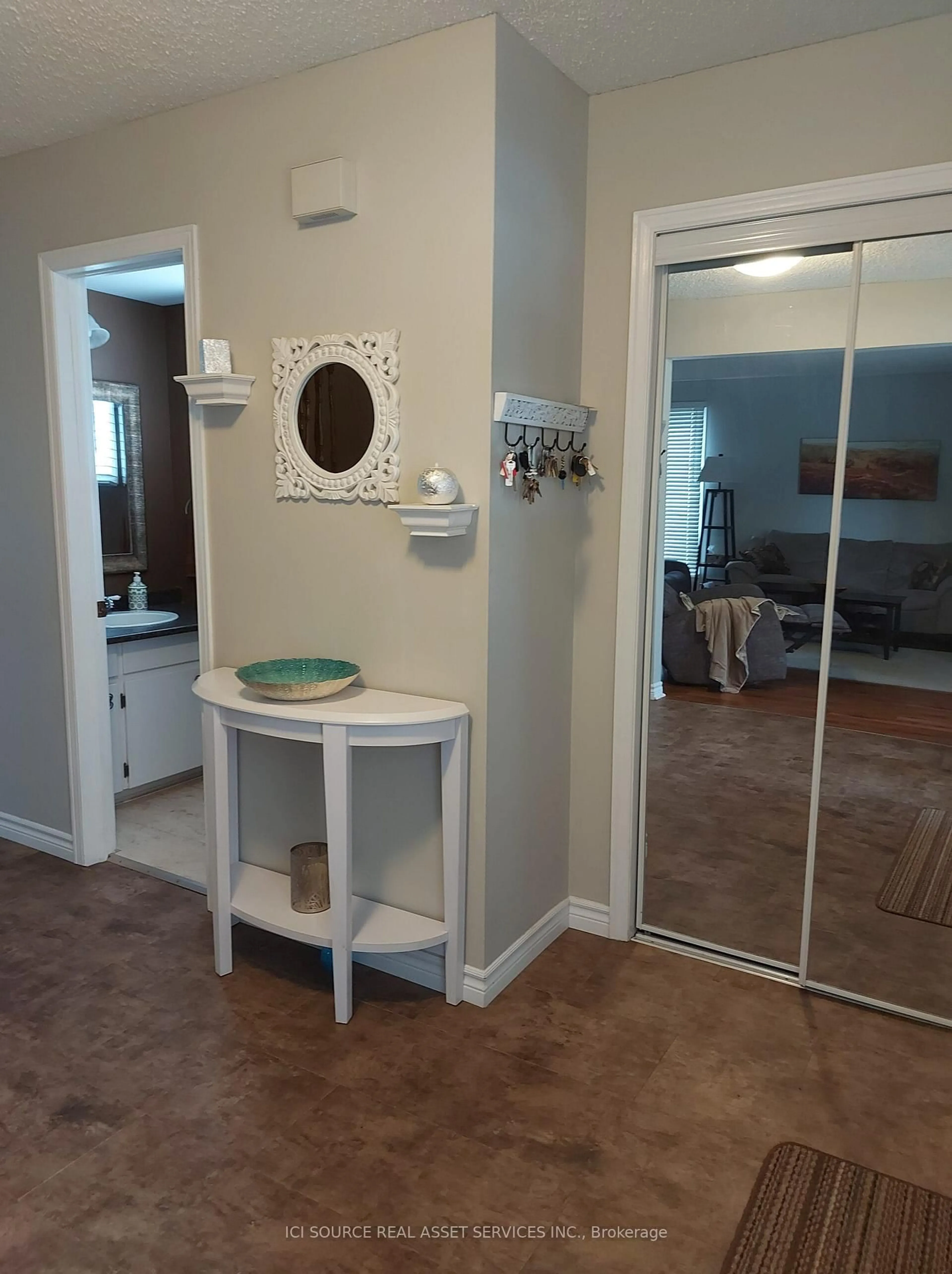 Indoor entryway for 195 Ridge Rd, Caledon Ontario L7E 4V8