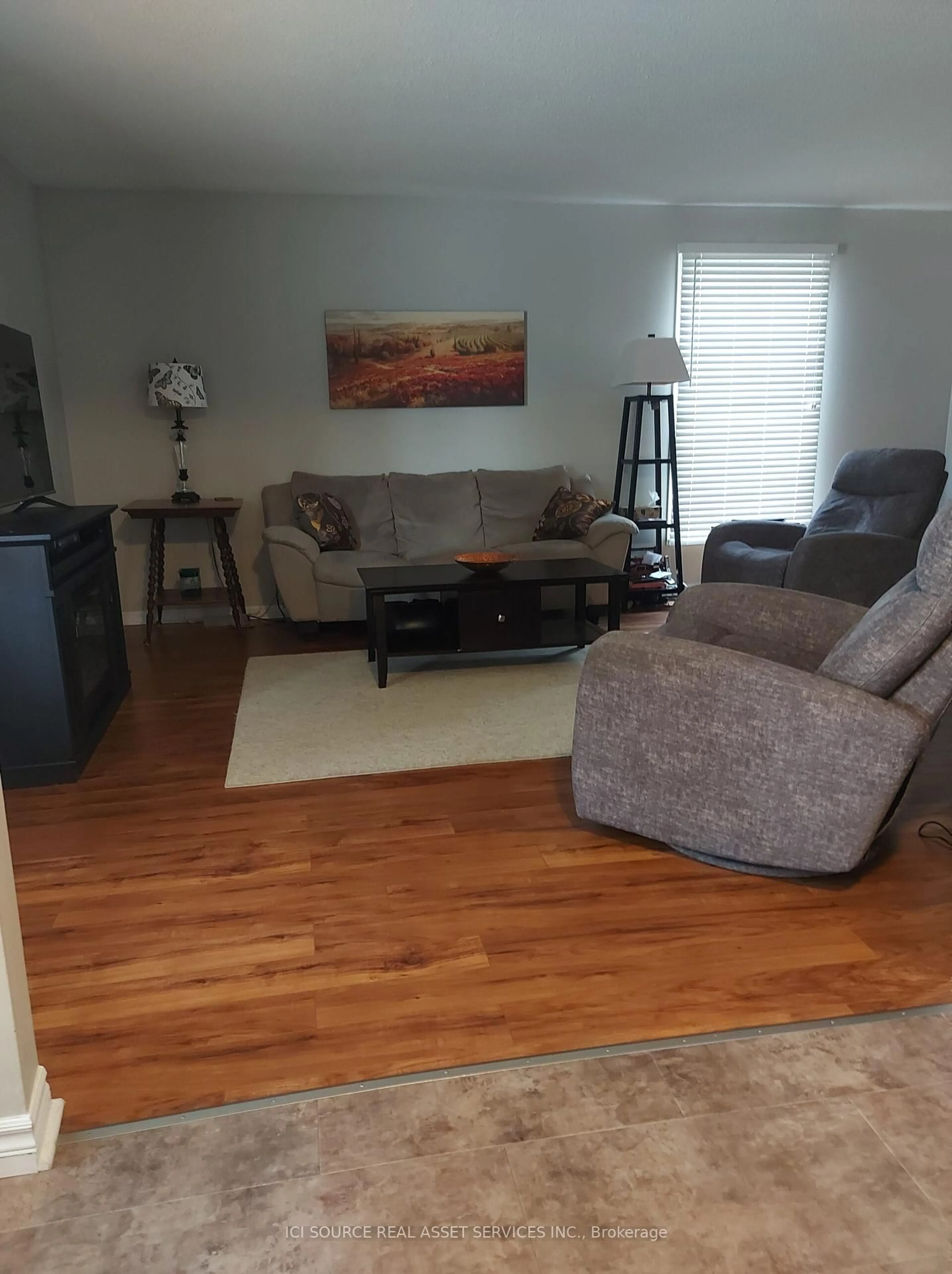 Living room with furniture, wood/laminate floor for 195 Ridge Rd, Caledon Ontario L7E 4V8