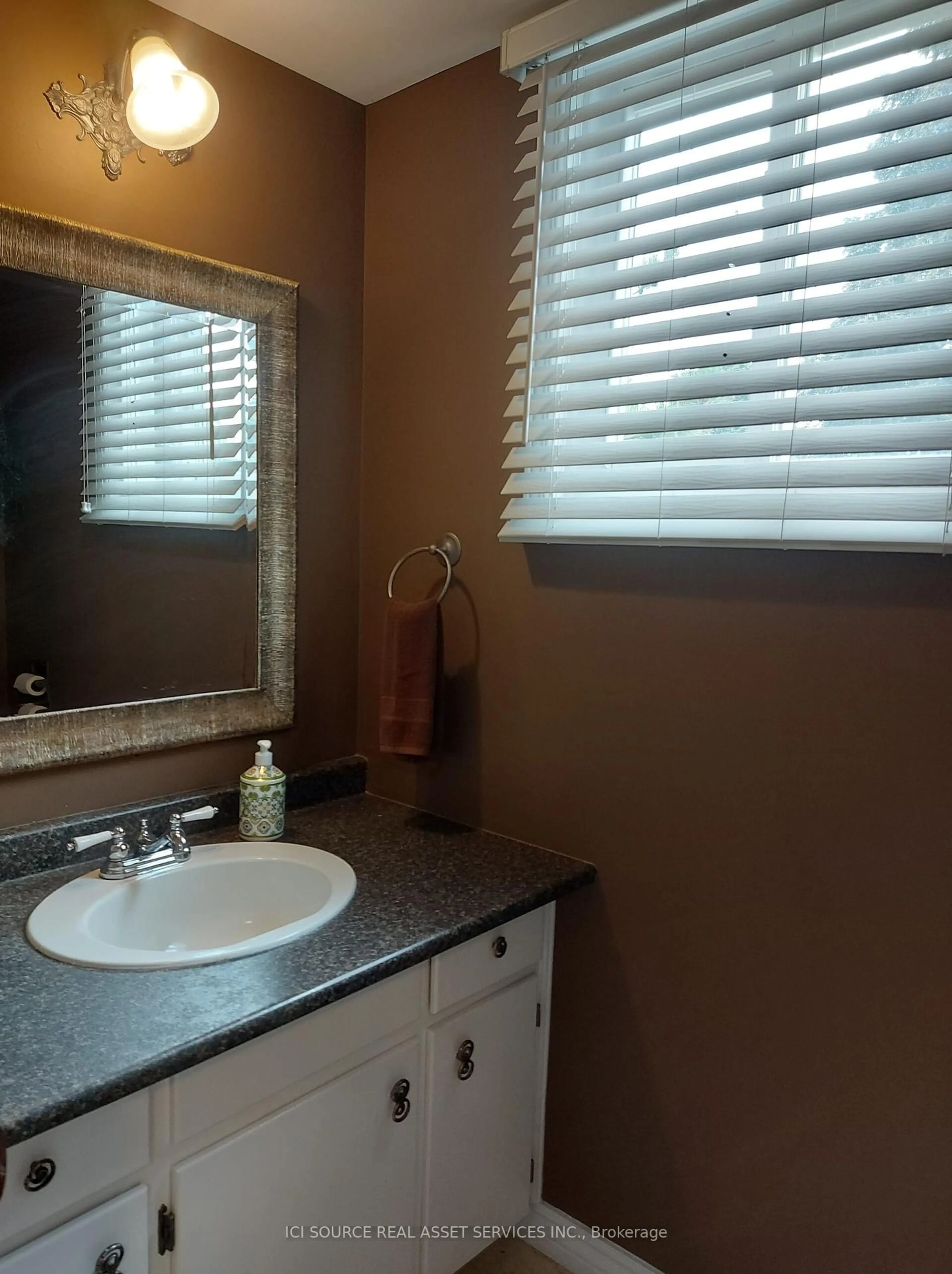 Standard bathroom, ceramic/tile floor for 195 Ridge Rd, Caledon Ontario L7E 4V8