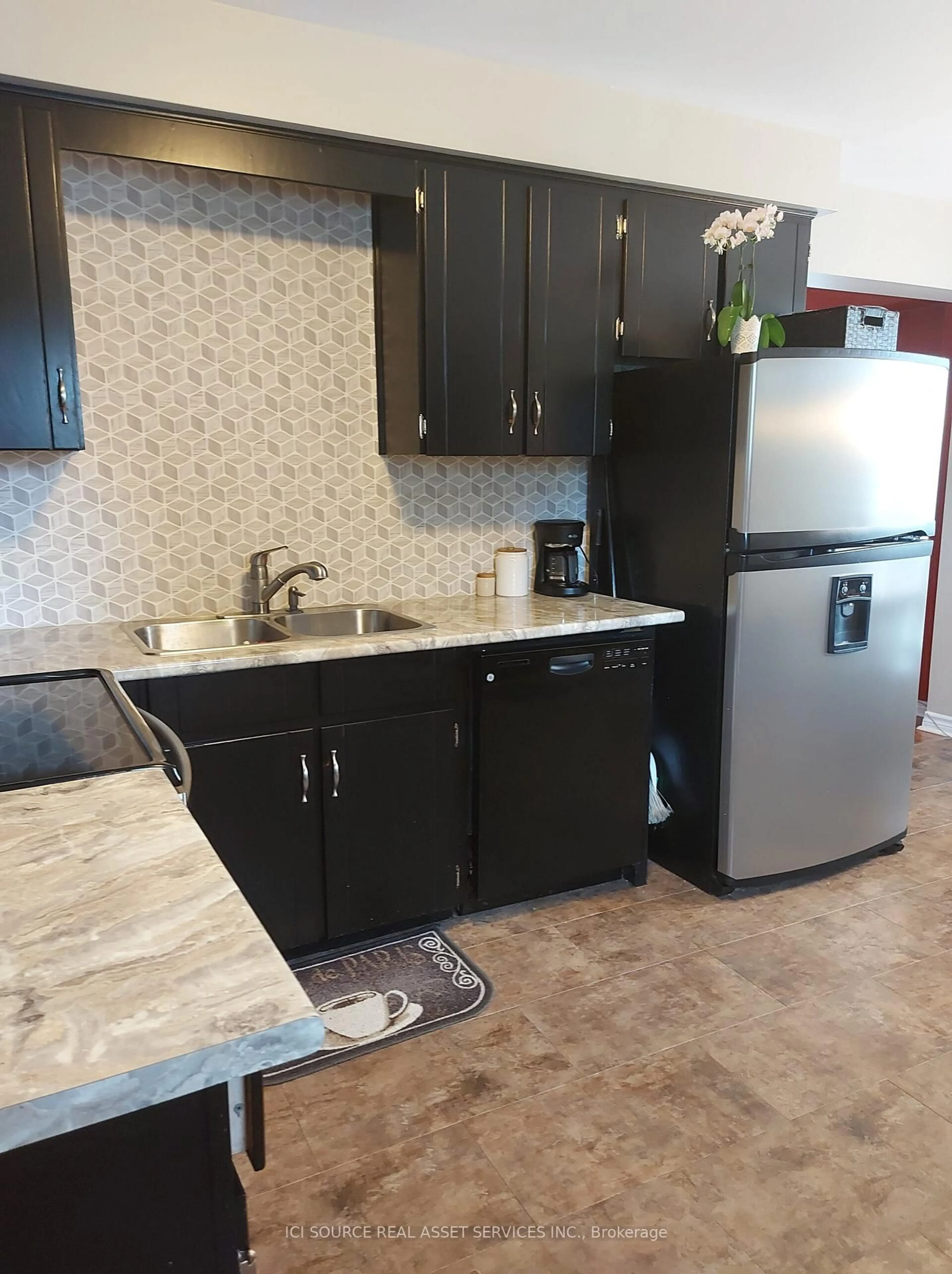 Standard kitchen, ceramic/tile floor for 195 Ridge Rd, Caledon Ontario L7E 4V8