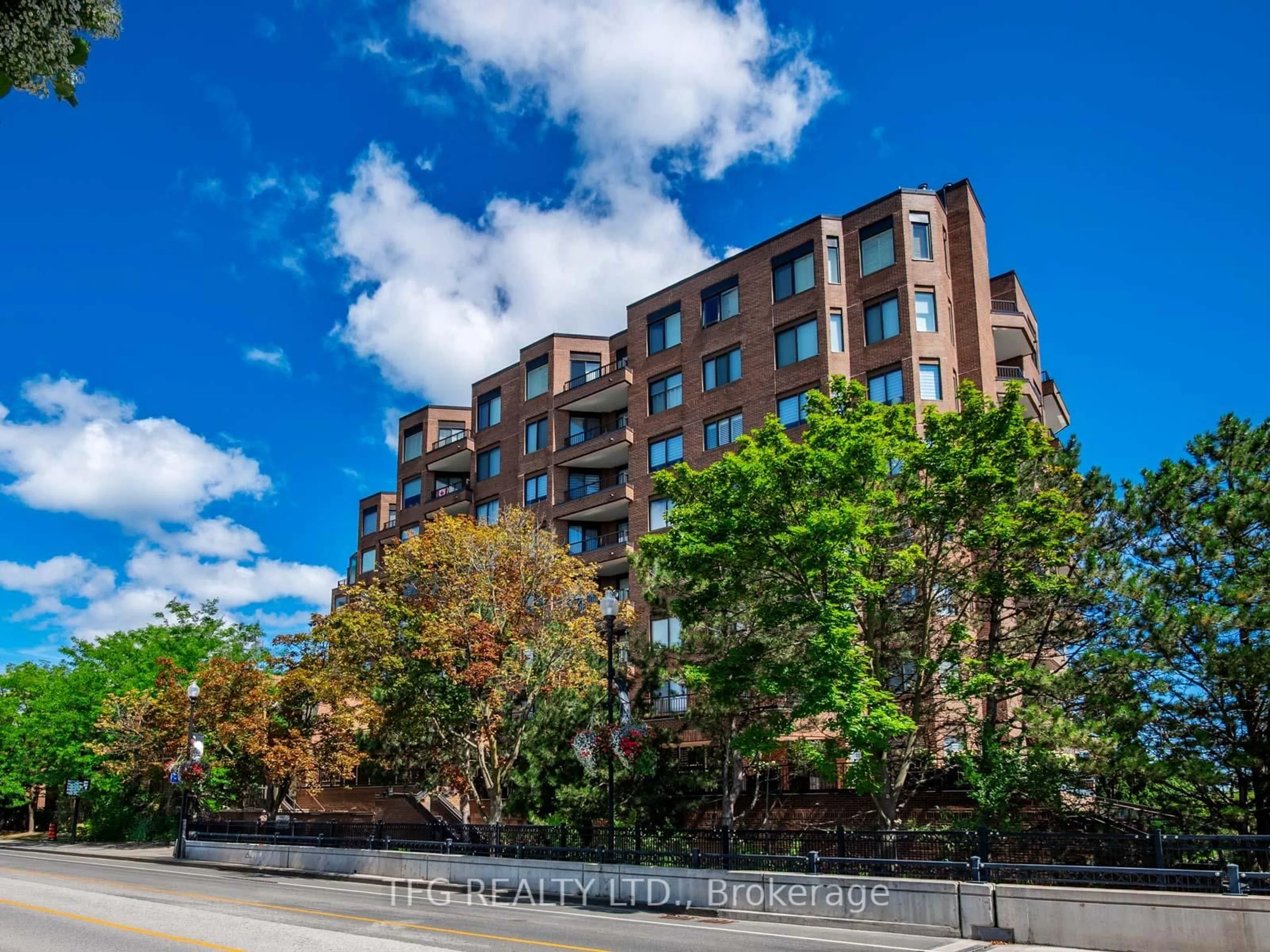 A pic from outside/outdoor area/front of a property/back of a property/a pic from drone, street for 100 Lakeshore Rd #610, Oakville Ontario L6J 6M9