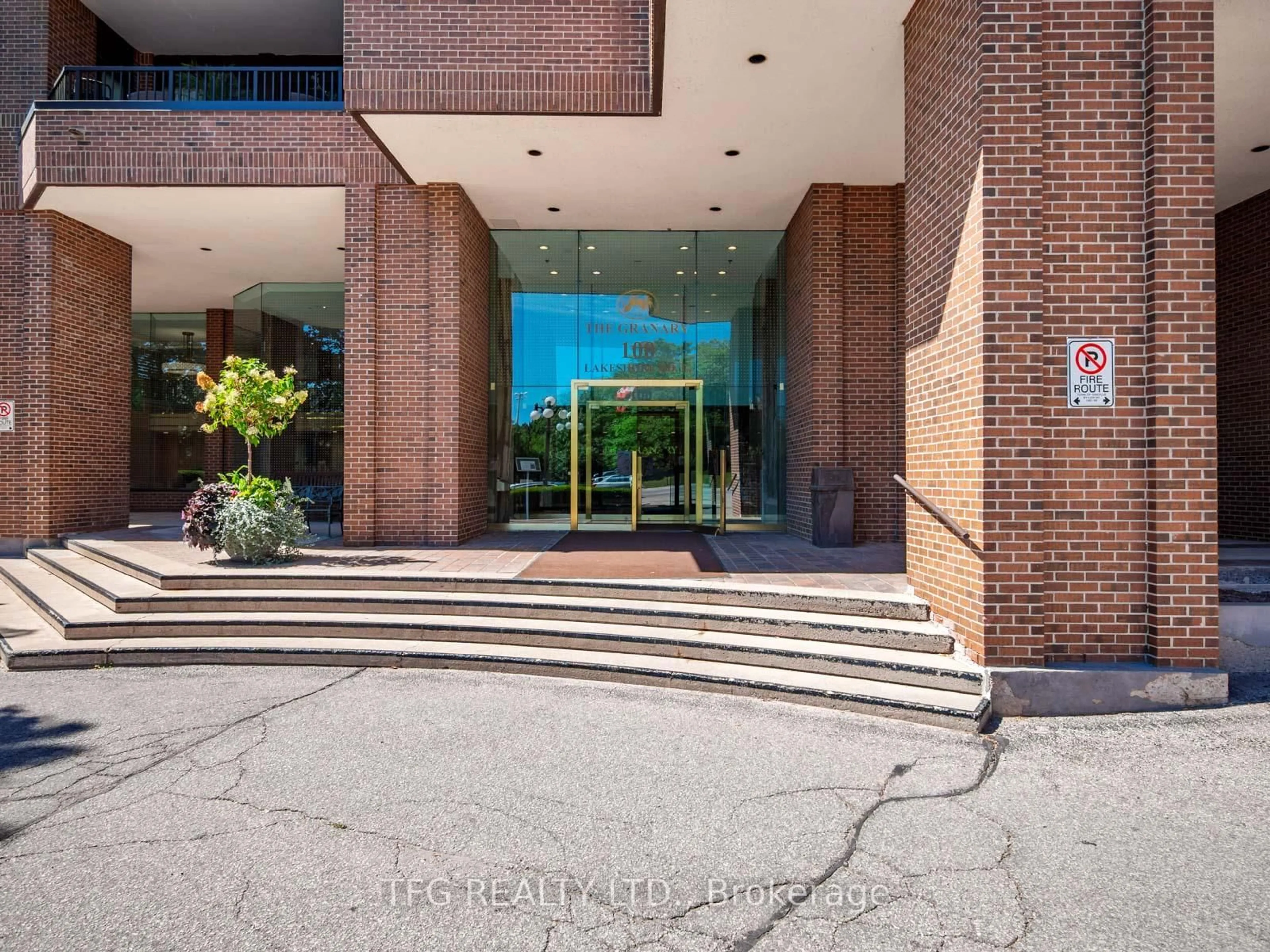 Indoor foyer for 100 Lakeshore Rd #610, Oakville Ontario L6J 6M9