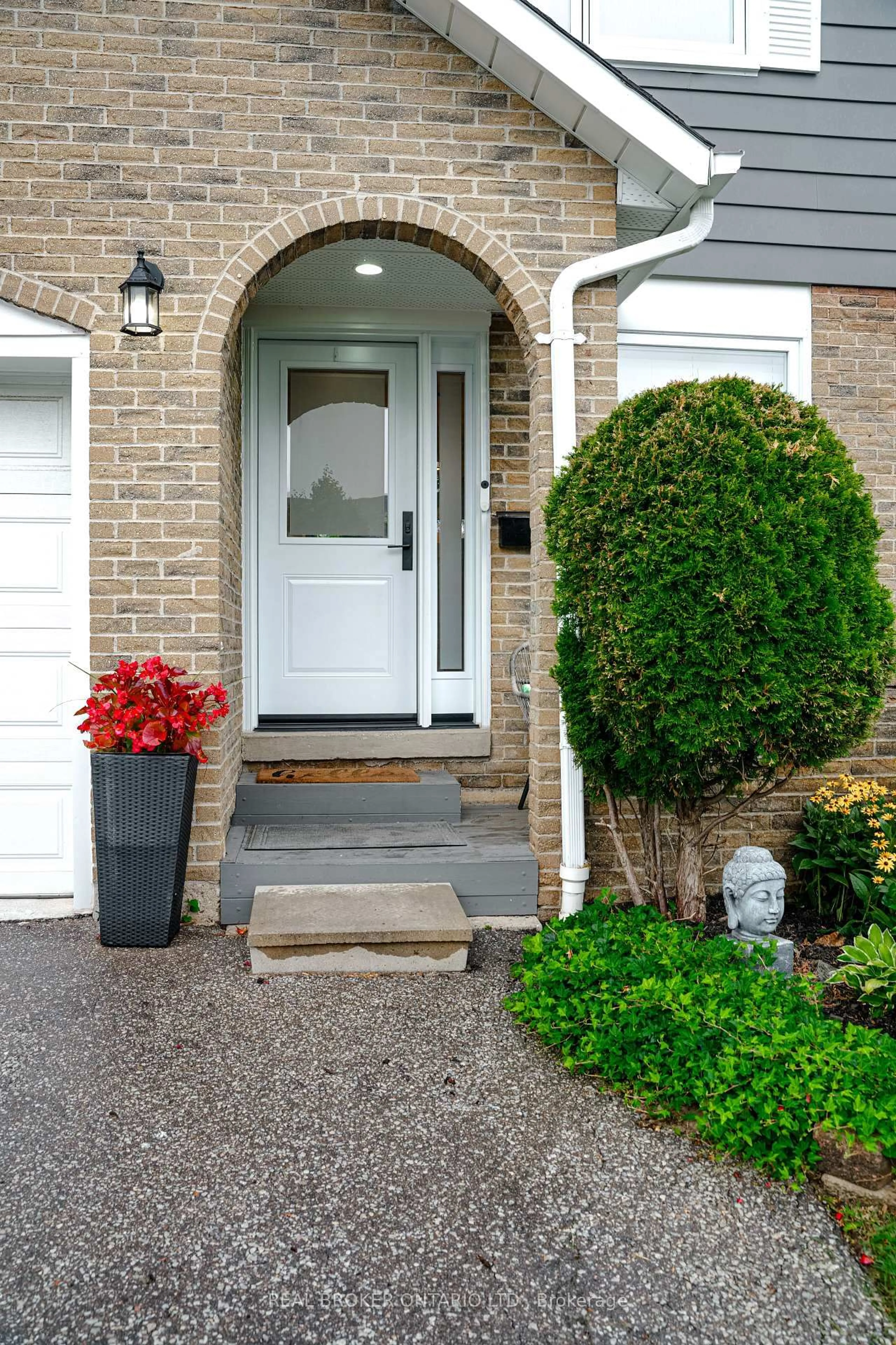 Indoor entryway for 393 Hansen Rd, Brampton Ontario L6V 3T5