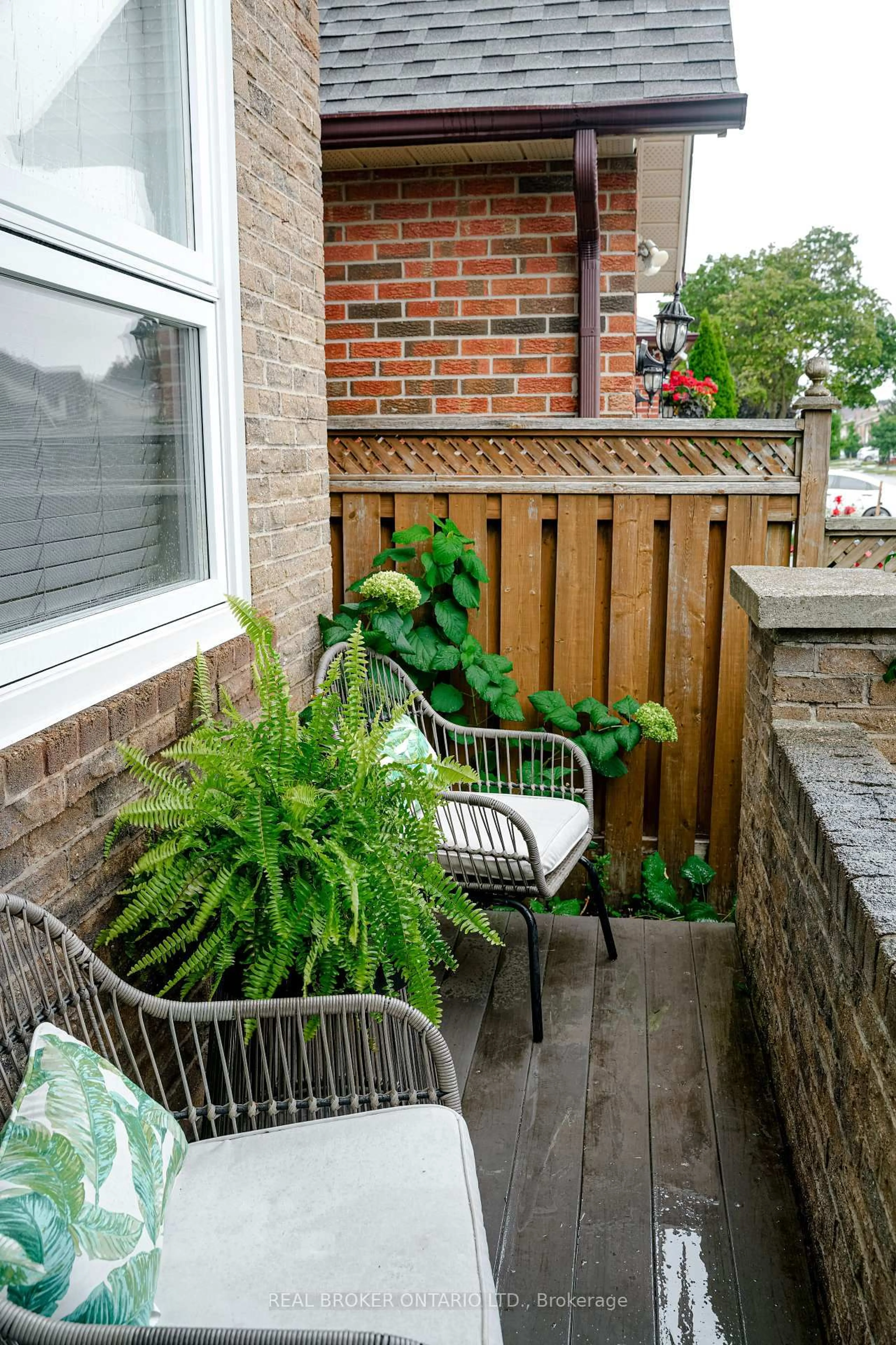 Patio, street for 393 Hansen Rd, Brampton Ontario L6V 3T5