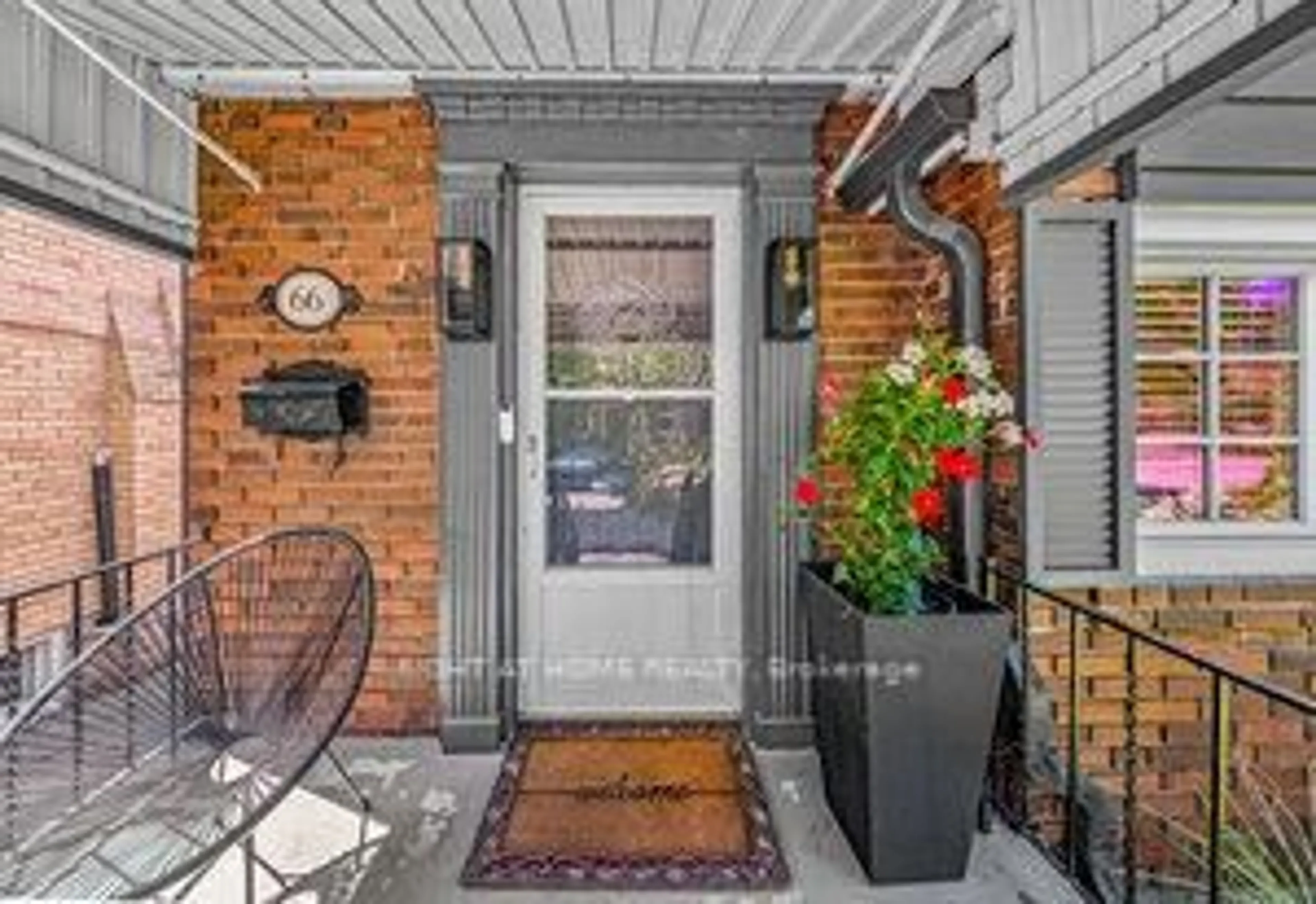 Indoor entryway for 66 CLIVEDEN Ave, Toronto Ontario M8Z 3N1