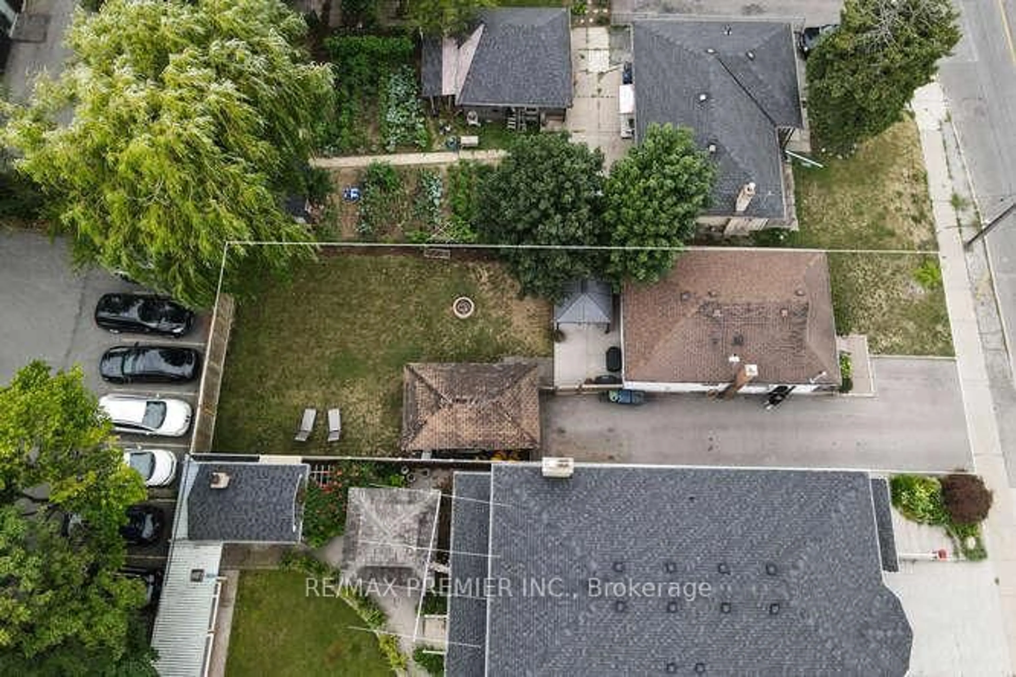 A pic from outside/outdoor area/front of a property/back of a property/a pic from drone, street for 1223 Glencairn Ave, Toronto Ontario M6B 2B6