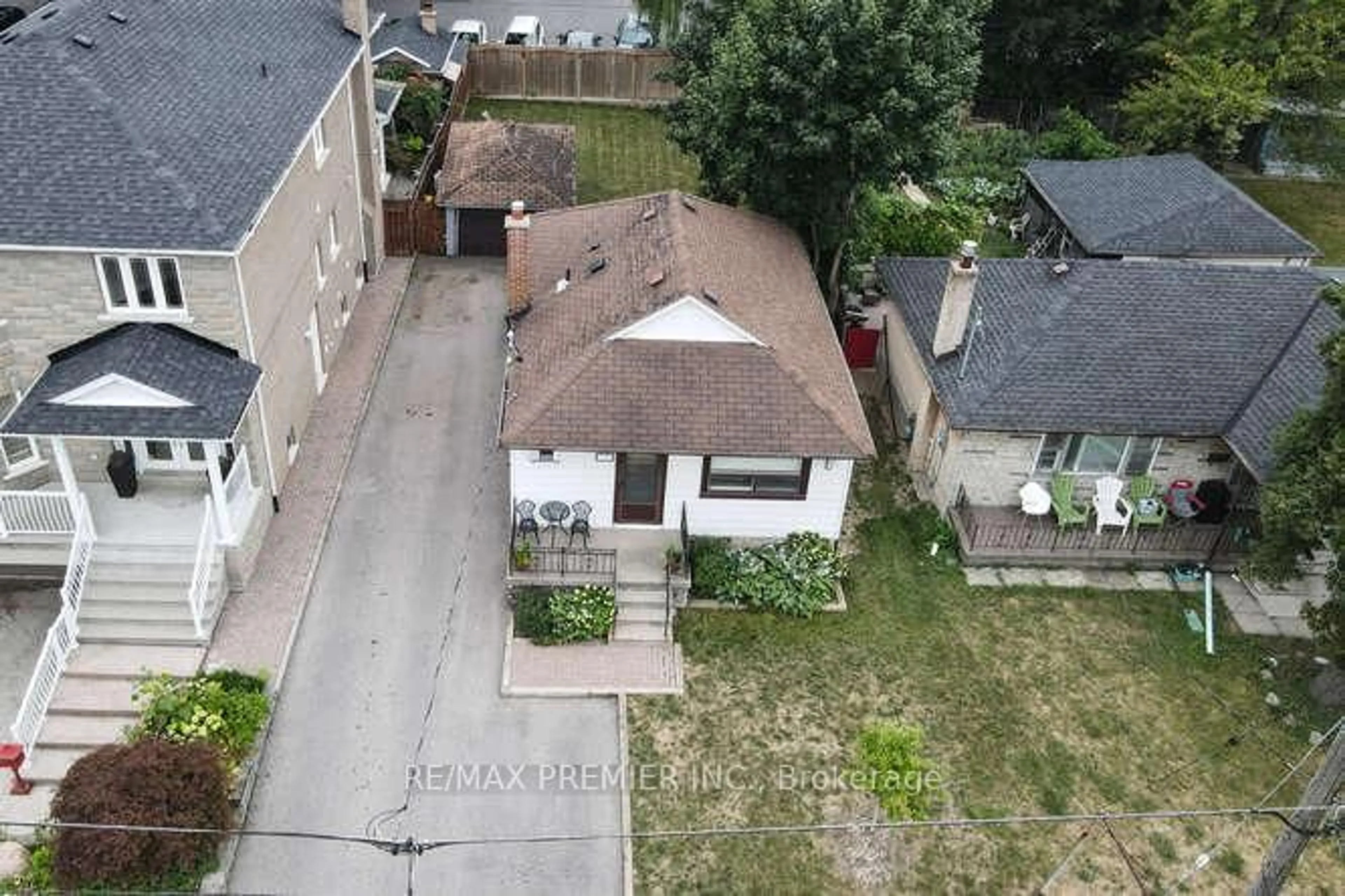 A pic from outside/outdoor area/front of a property/back of a property/a pic from drone, street for 1223 Glencairn Ave, Toronto Ontario M6B 2B6