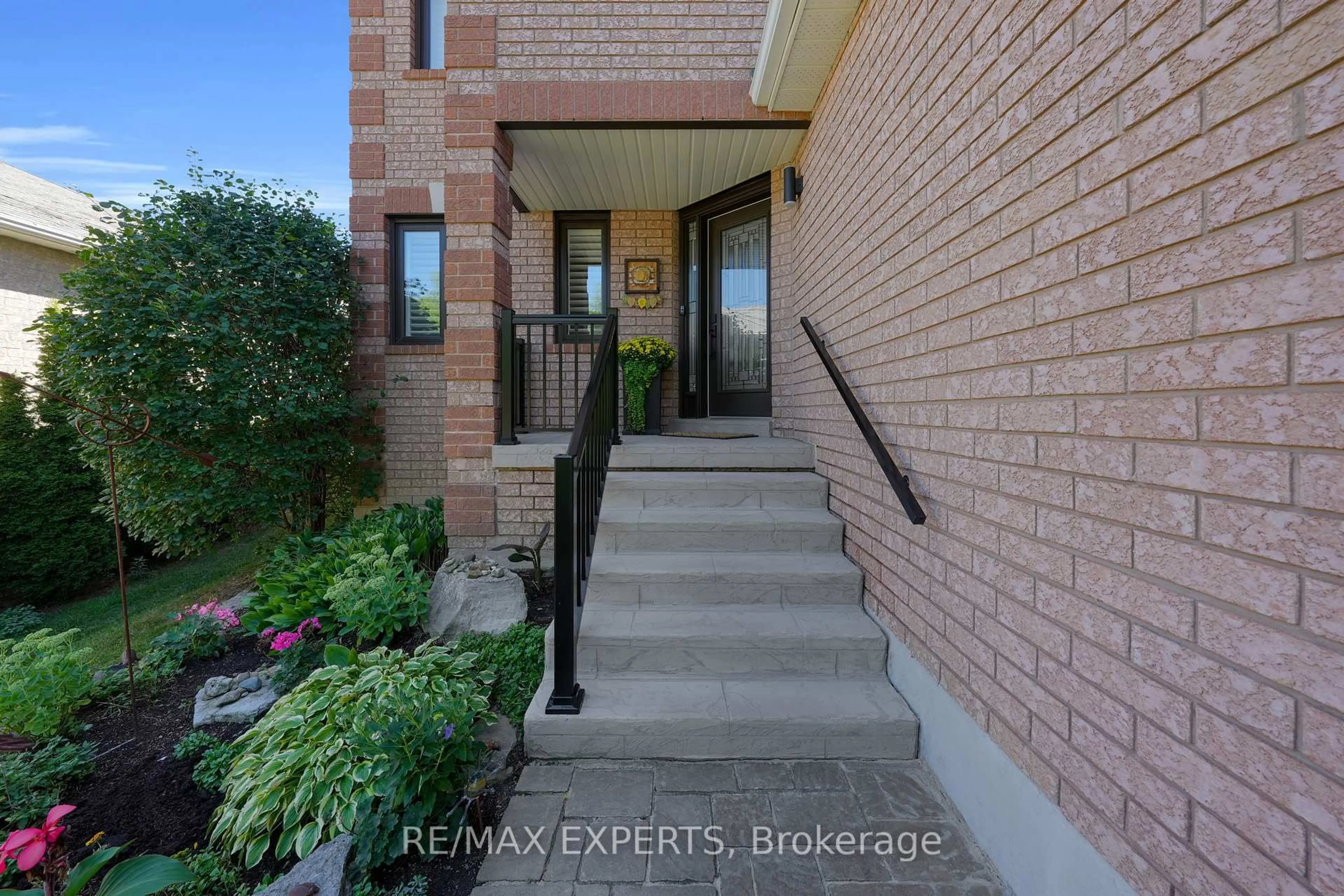 Indoor entryway for 44 Sunkist Valley Rd, Caledon Ontario L7E 1T1