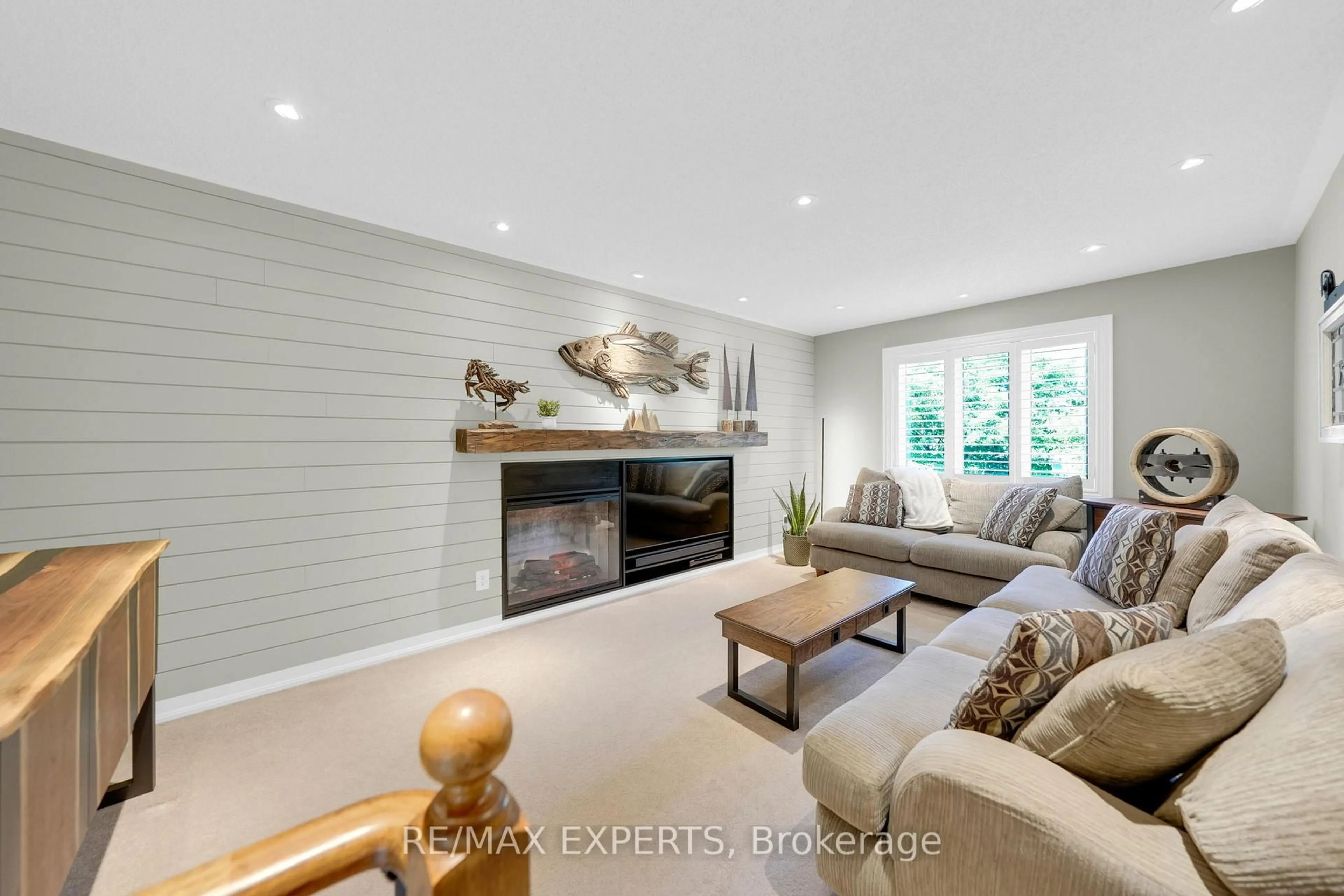 Living room with furniture, unknown for 44 Sunkist Valley Rd, Caledon Ontario L7E 1T1
