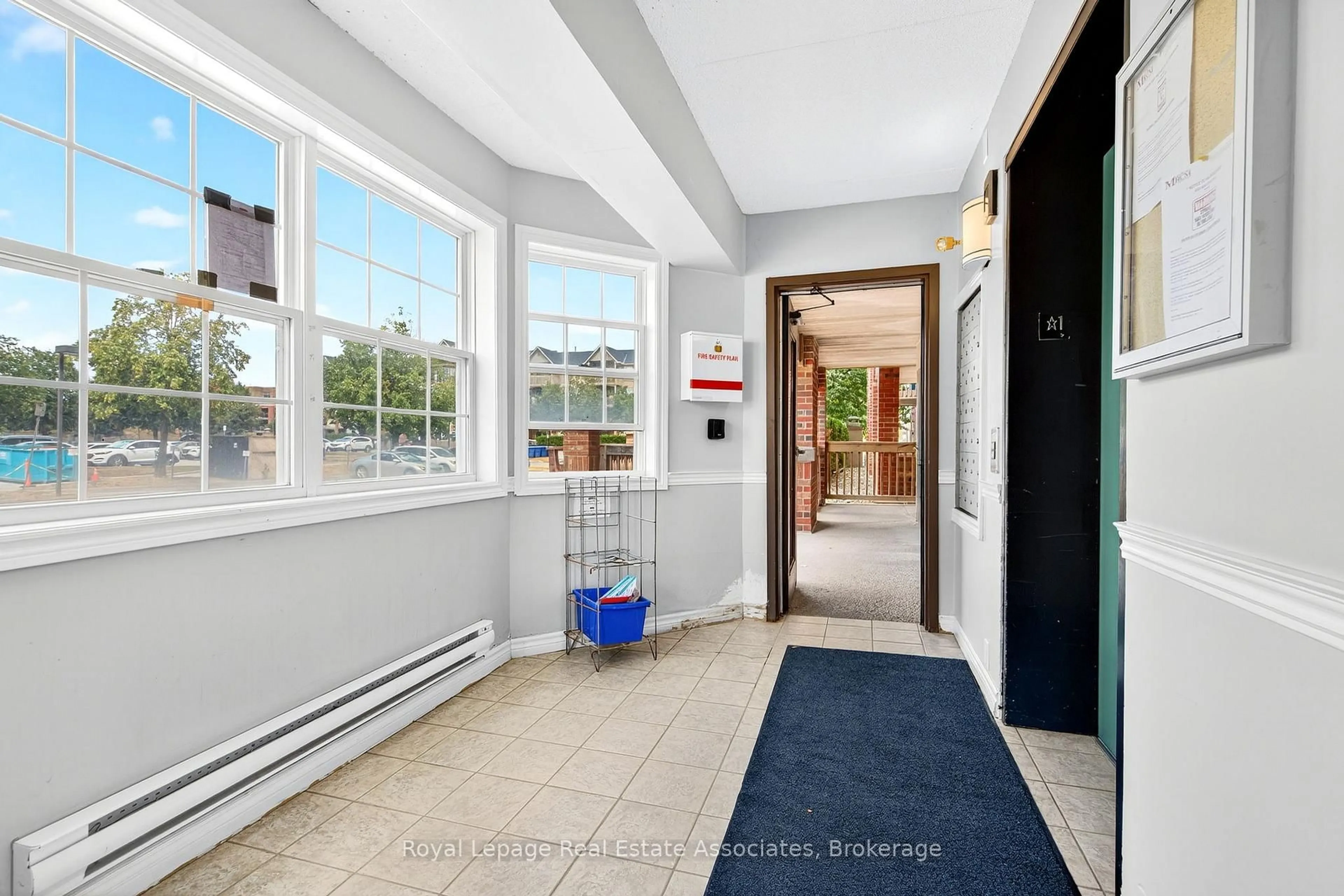 Indoor foyer for 4005 Kilmer Dr #308, Burlington Ontario L7M 4M2