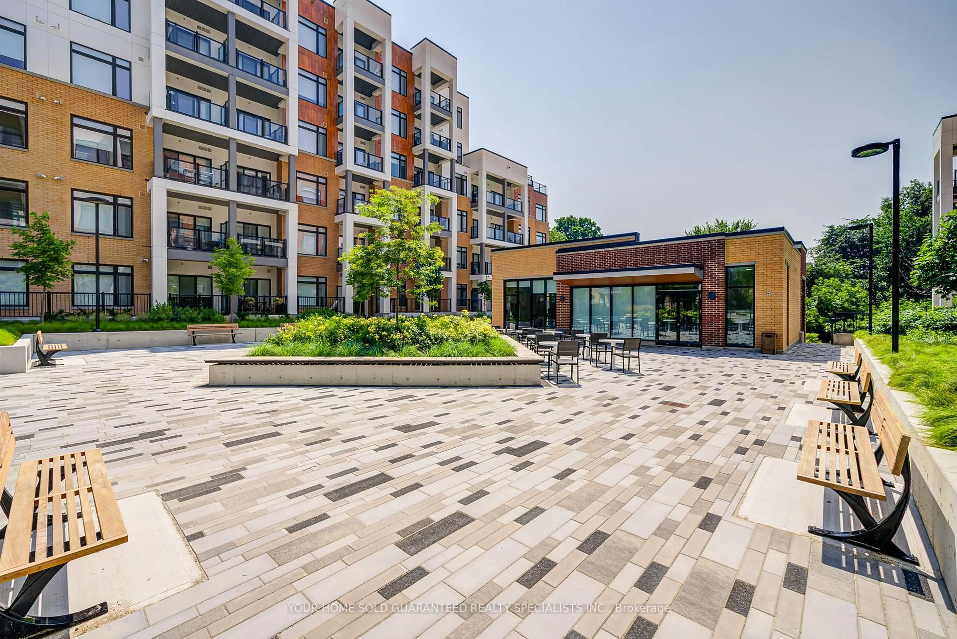 Patio, street for 135 Canon Jackson Dr #302, Toronto Ontario M6M 0C3