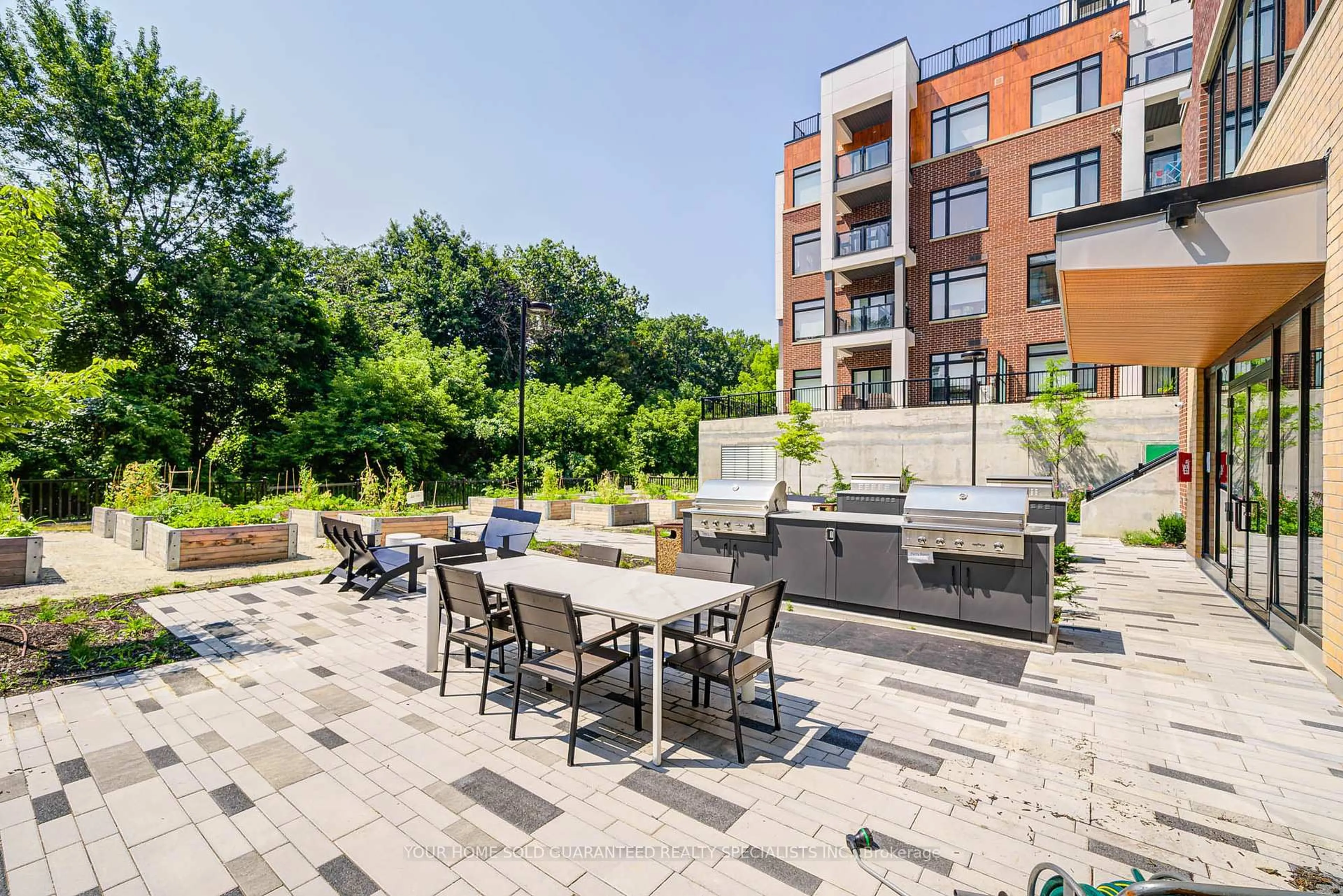 Patio, street for 135 Canon Jackson Dr #302, Toronto Ontario M6M 0C3