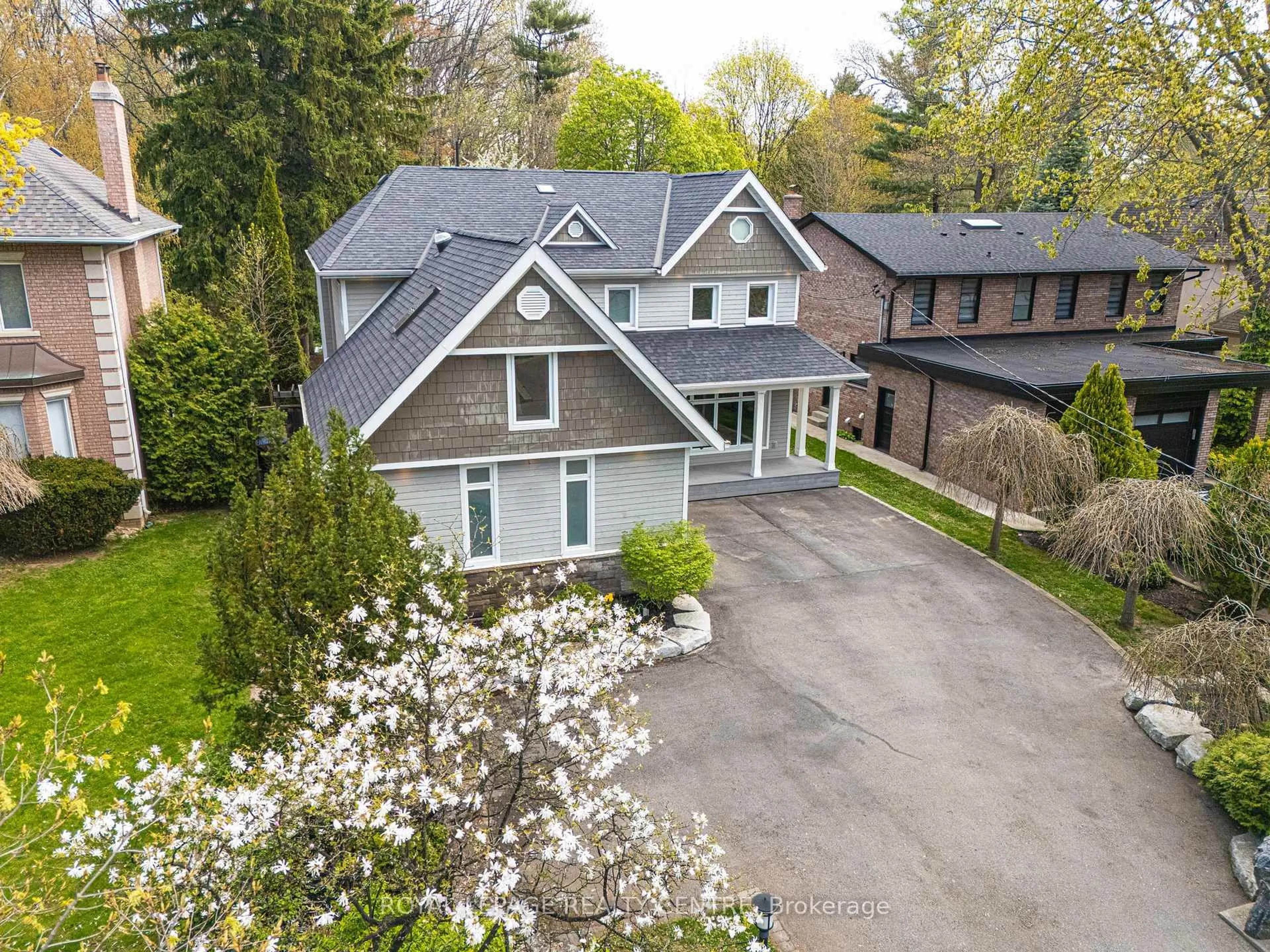 A pic from outside/outdoor area/front of a property/back of a property/a pic from drone, street for 1593 Glenburnie Rd, Mississauga Ontario L5G 3C9