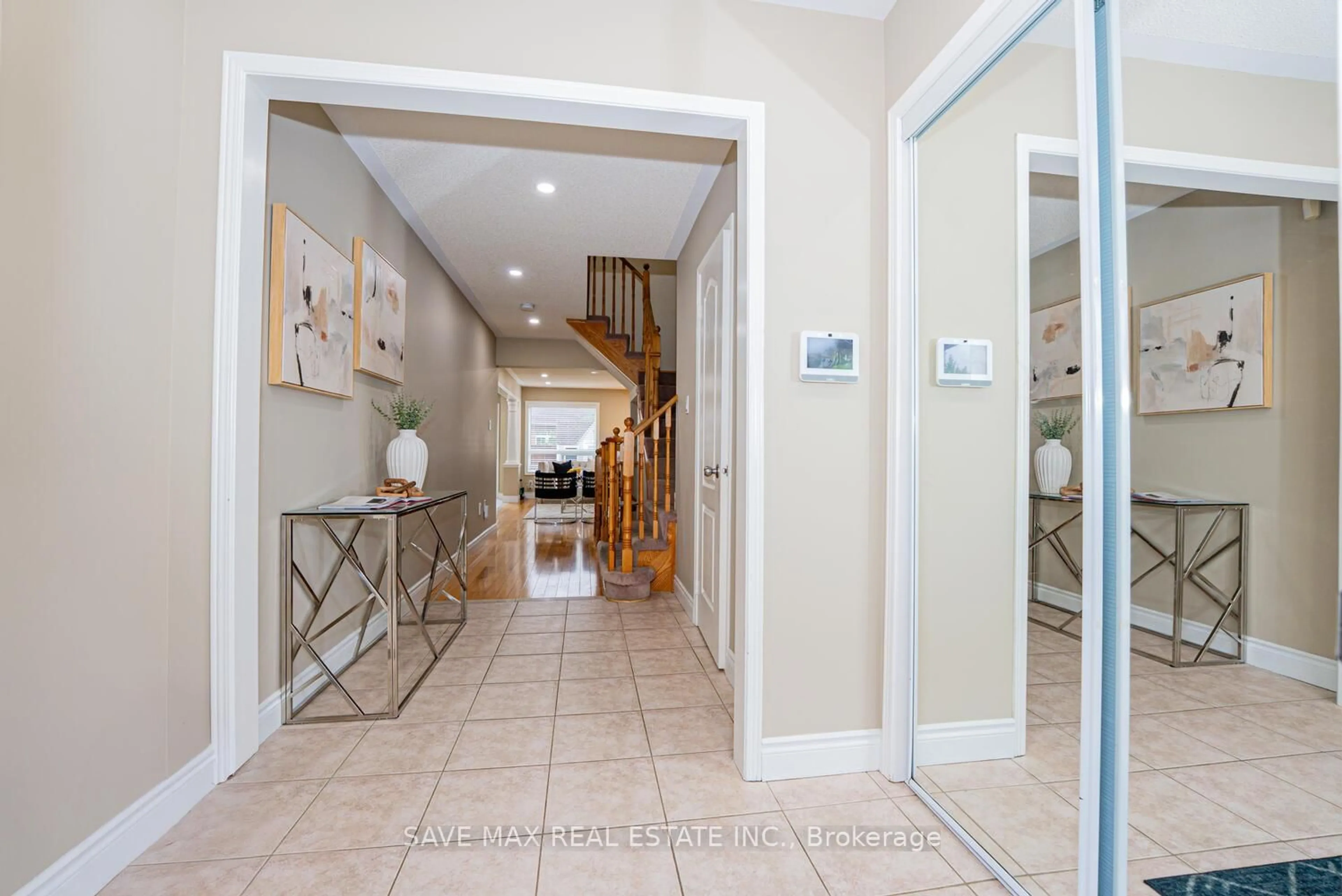 Indoor foyer for 47 Woodcote Cres, Halton Hills Ontario L7G 6M1