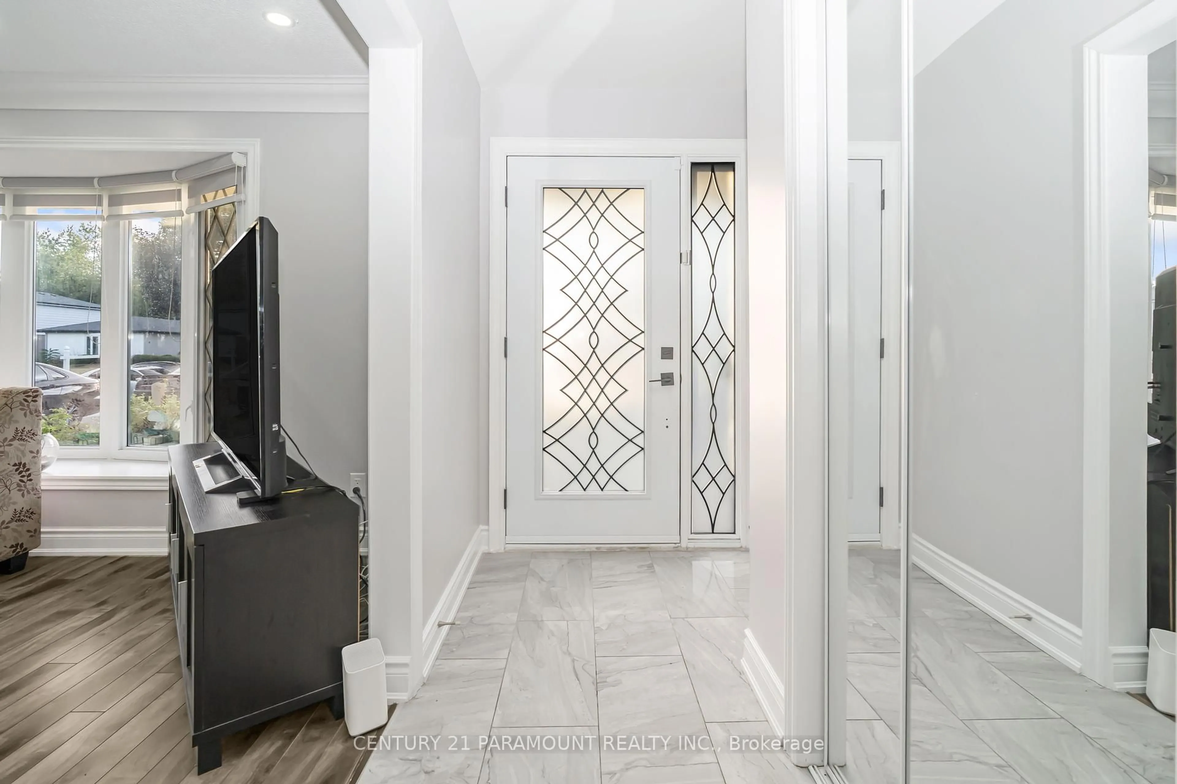 Indoor entryway for 4 Beechwood Cres, Brampton Ontario L6T 1Y1
