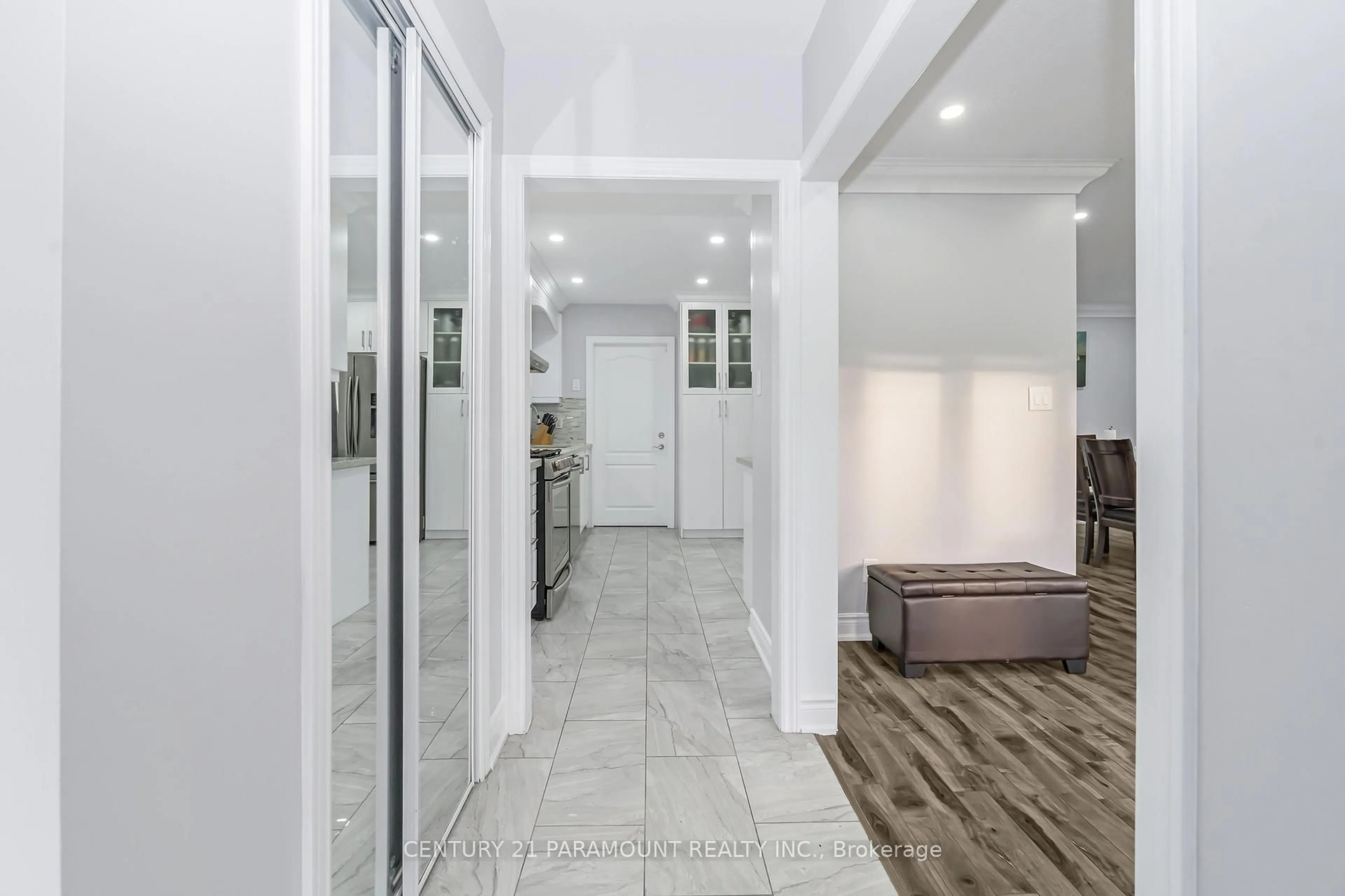 Indoor entryway for 4 Beechwood Cres, Brampton Ontario L6T 1Y1