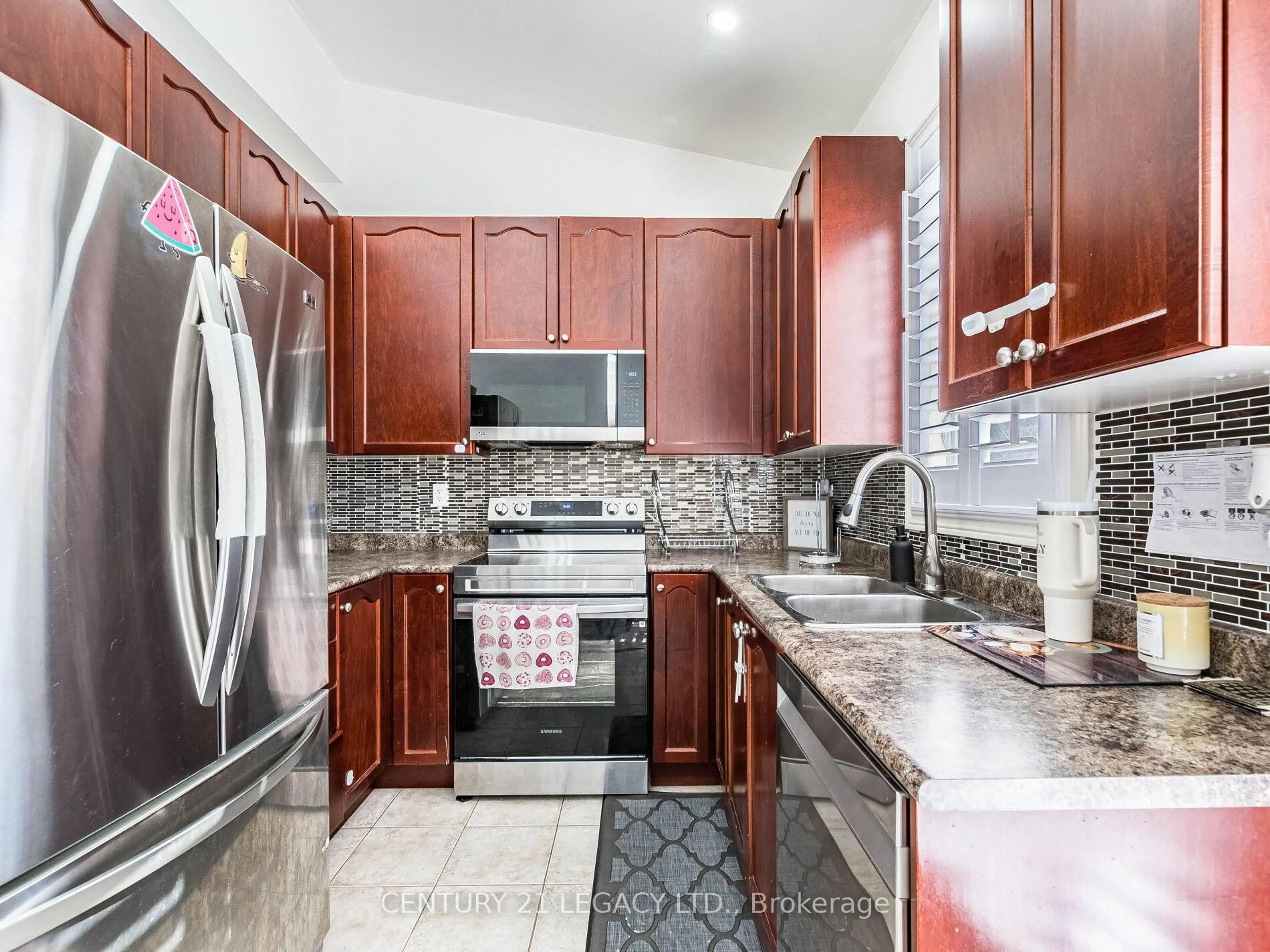 Standard kitchen, ceramic/tile floor for 674 Coach Dr, Mississauga Ontario L5R 0C6